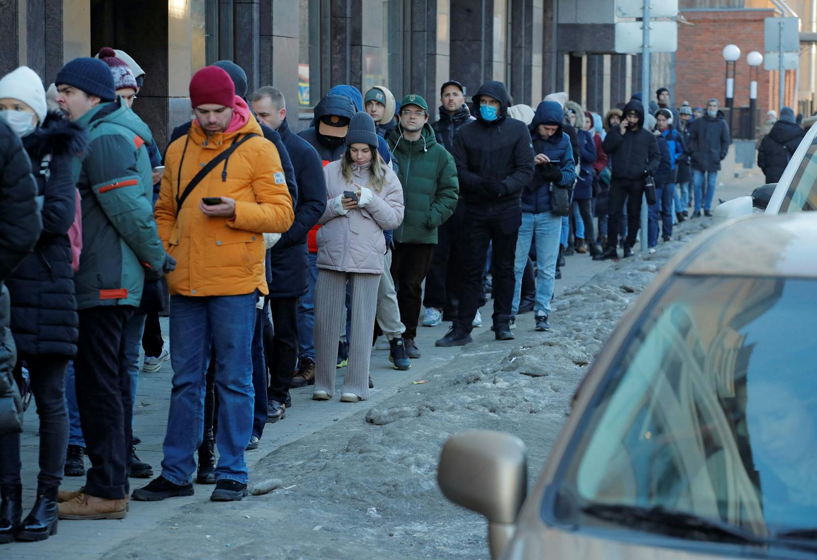 Lange Schlangen vor Bankomaten in St. Petersburg wenige Tage (27. Februar) nach dem Einmarsch der russischen Armee in der Ukraine.