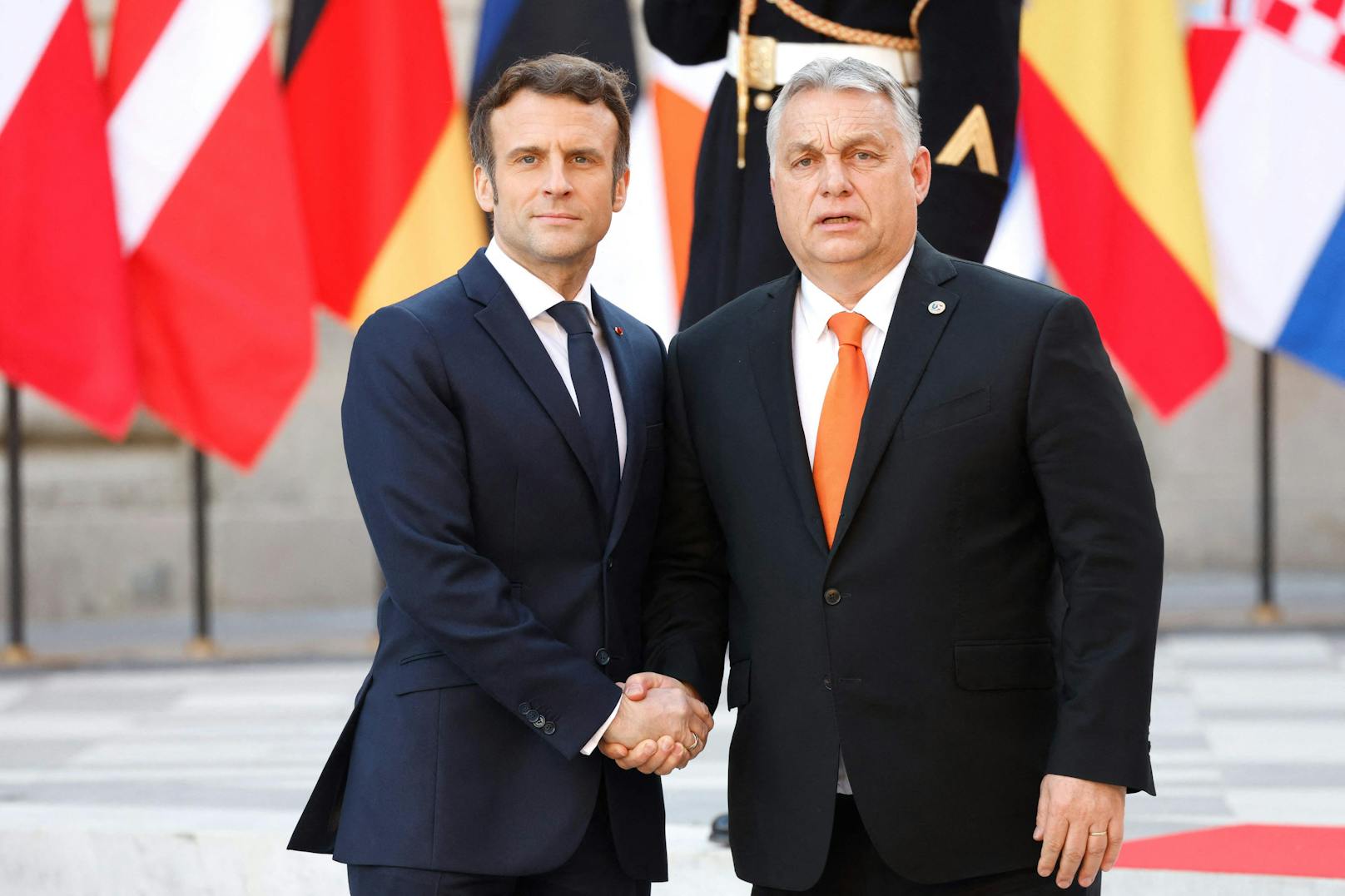... und Ungarns Premierminister Viktor Orban (rechts), um weitere Sanktionen gegen Russland zu besprechen.&nbsp;