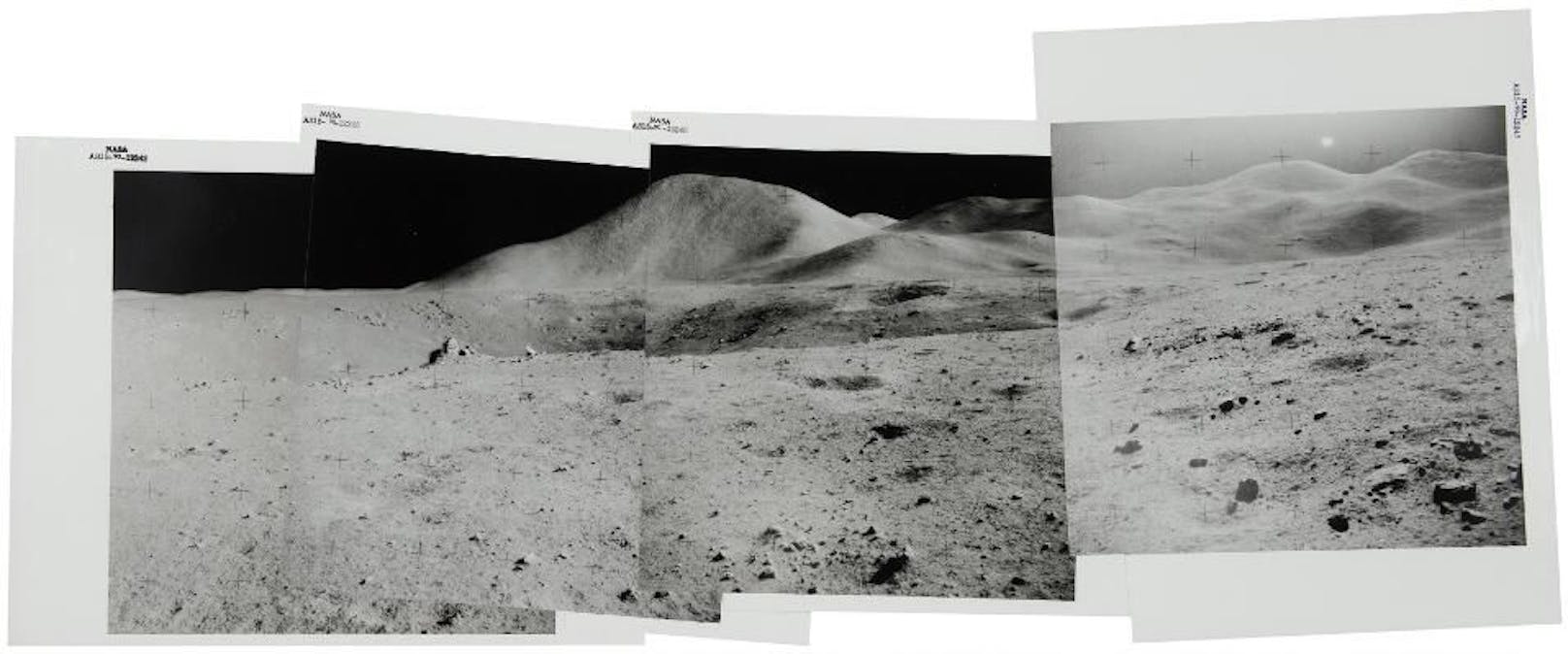 Apollo 15: Panorama des Dünenkraters. 26. Juli - 7. August 1971.&nbsp;Erzielter Preis:&nbsp;10.000 DKK (1.343 Euro).