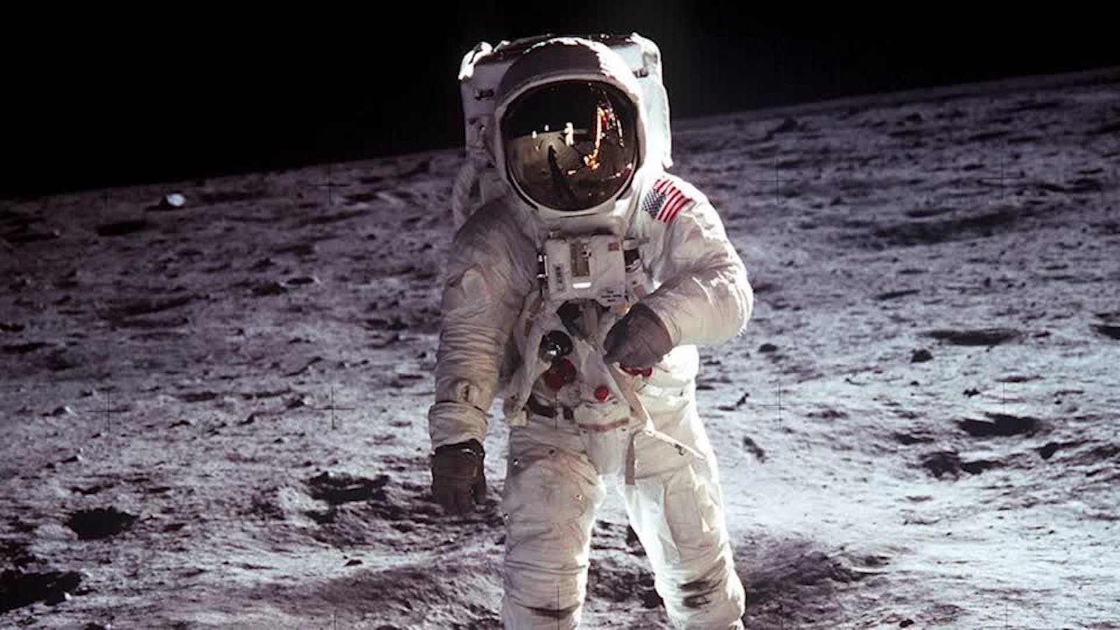 Das wertvollste Bild der Sammlung: Astronaut Buzz Aldrin "Earthrise".&nbsp;