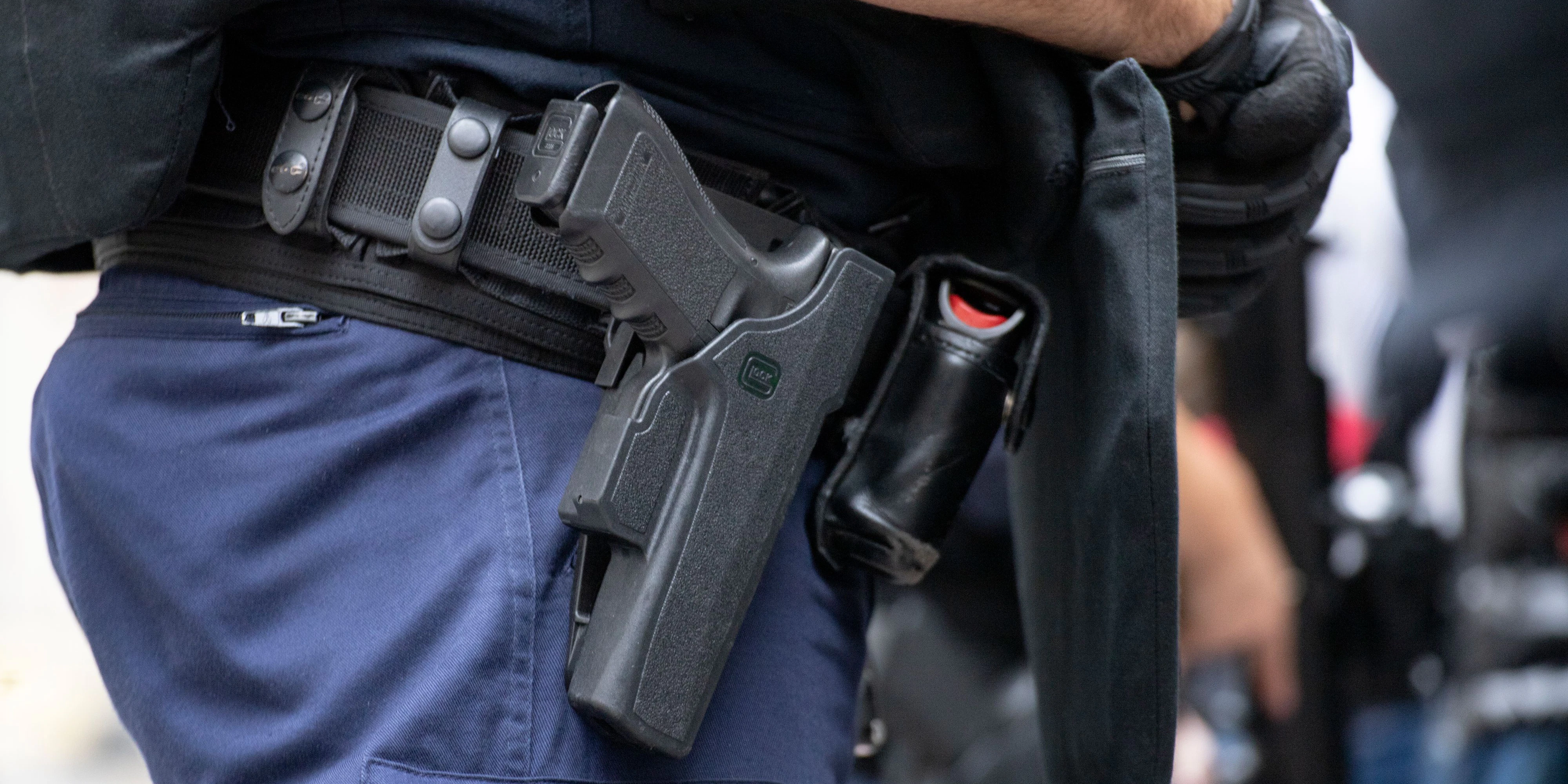 Die Polizei musste zwei Schreckschüsse abgeben.