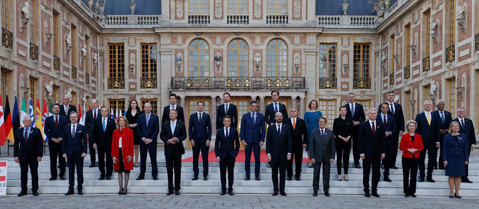 Die 24 EU-Staats- und Regierungschefs vor dem Pariser Schloss Versailles.