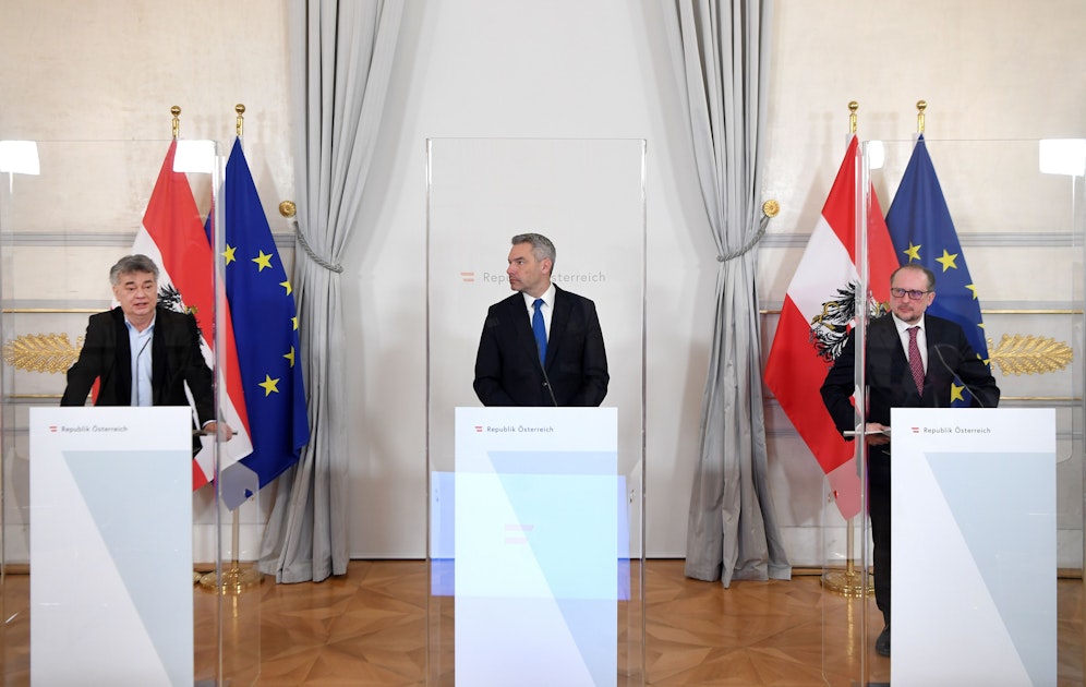 Vizekanlzer Werner Kogler, Kanzler Karl Nehammer und Außenminister Alexander Schallenberg. 