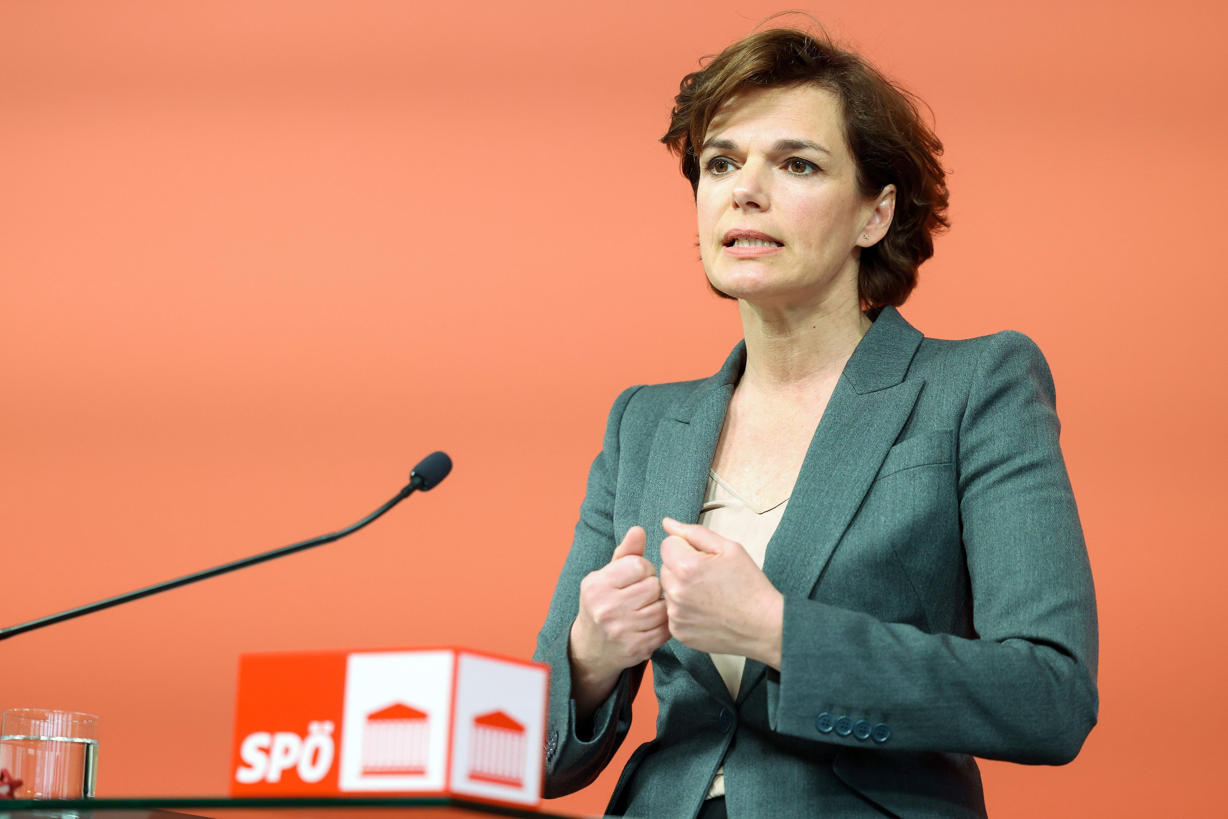 Pamela Rendi-Wagner präsentiert drei-Punkte-Plan.