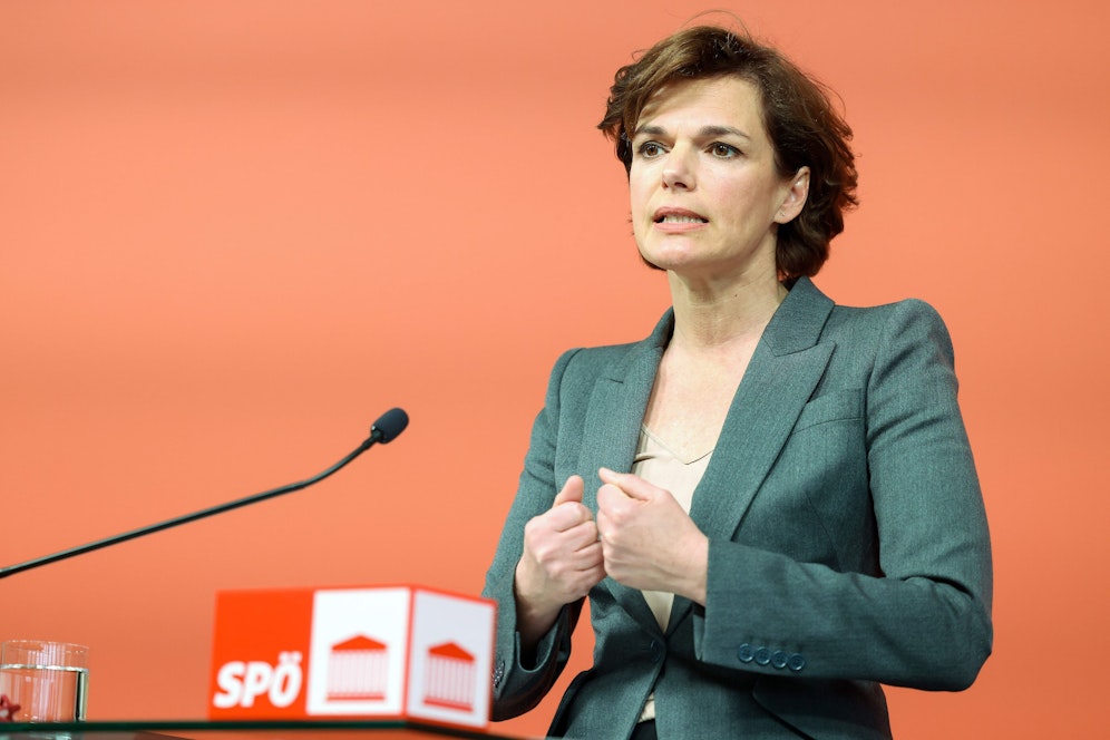 Pamela Rendi-Wagner präsentiert drei-Punkte-Plan.