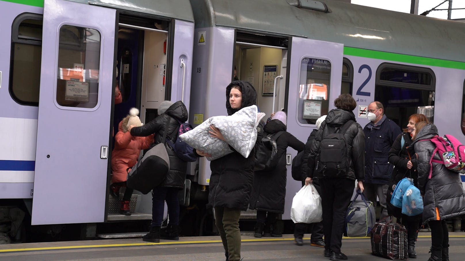 Eine ukrainische Mutter mit Baby am Bahnsteig.