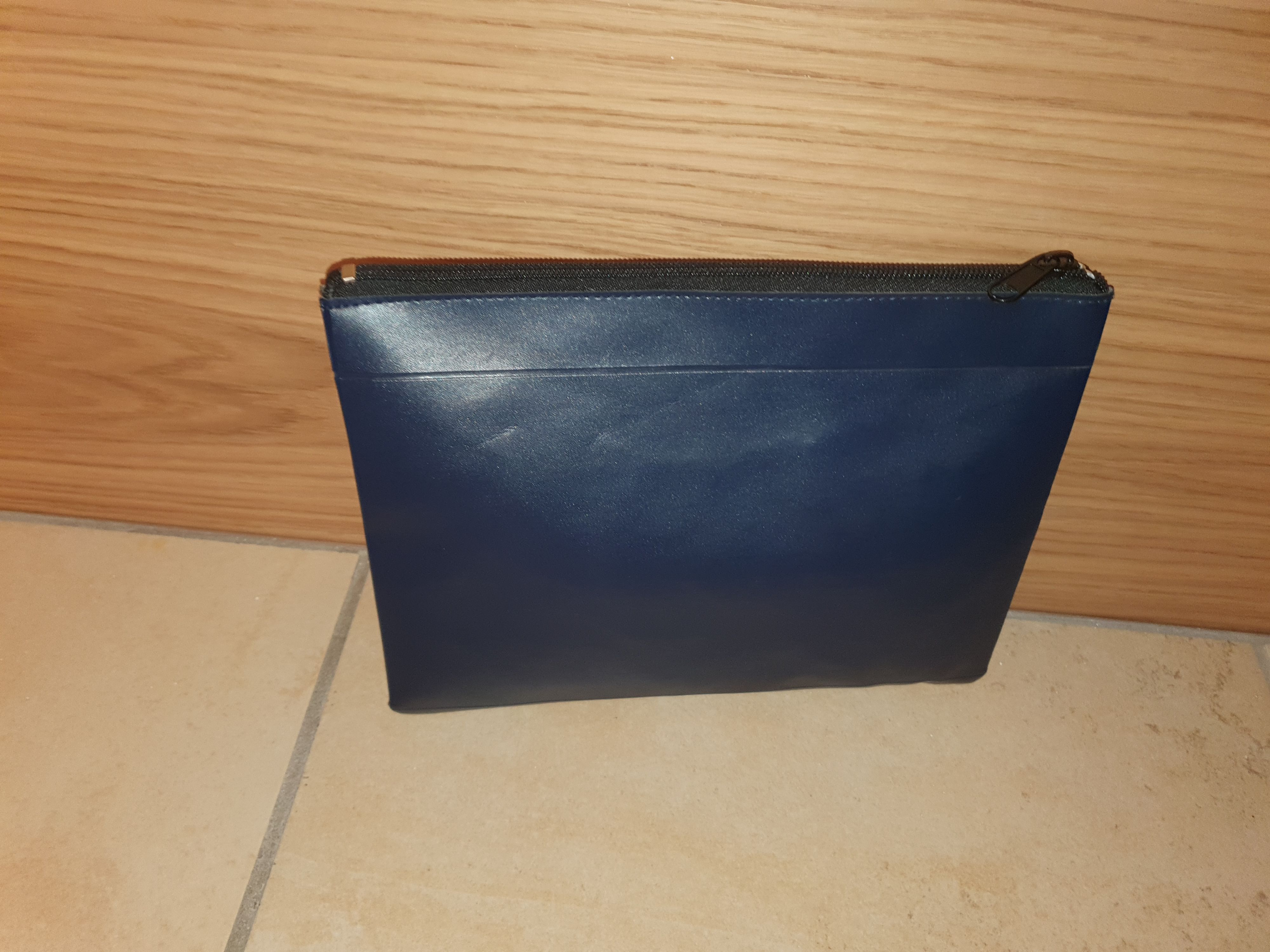 Diese Geldtasche blieb im Nachttresor der Bank hängen und tauchte jetzt erst wieder auf.