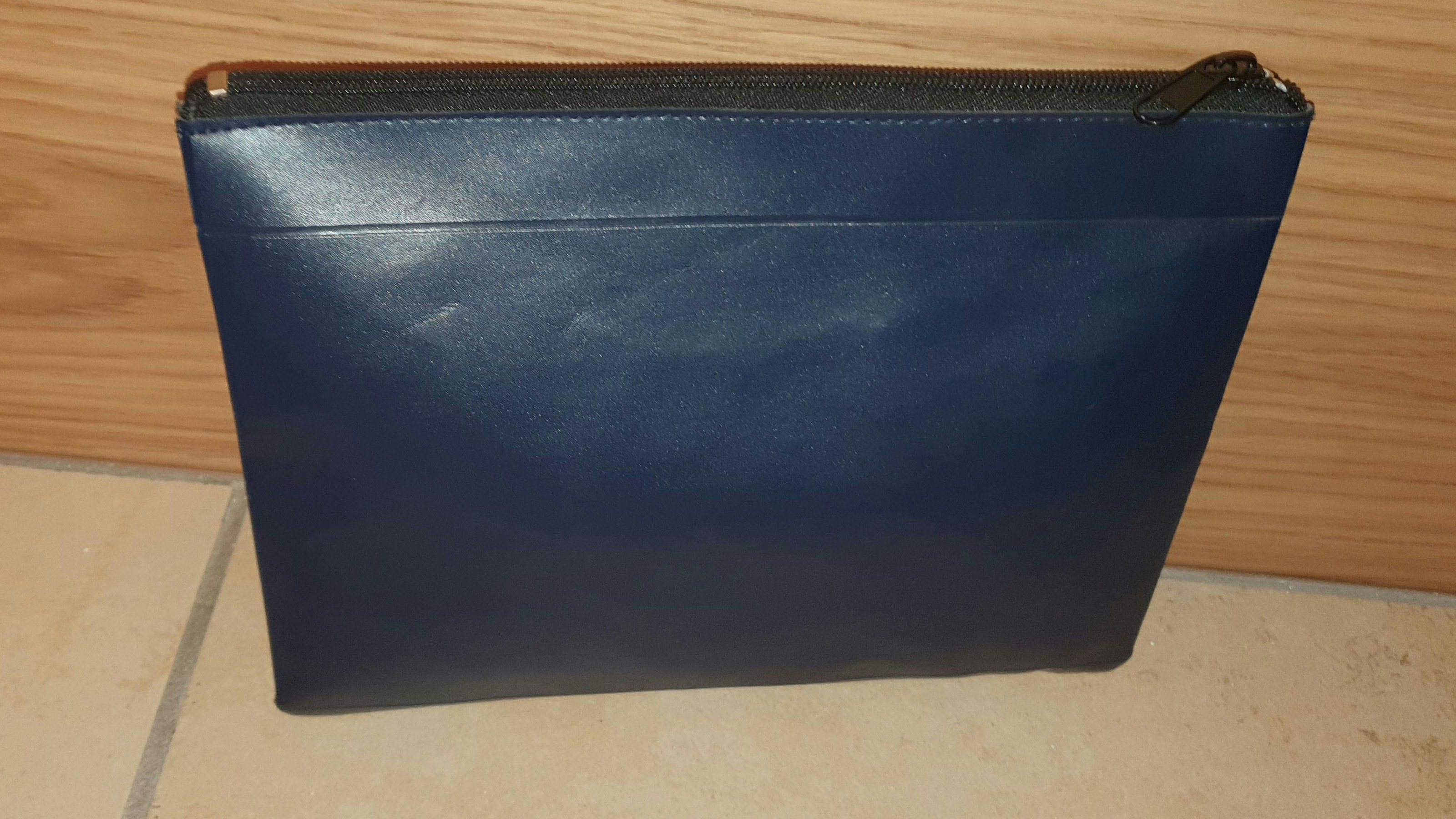 Diese Geldtasche blieb im Nachttresor der Bank hängen und tauchte jetzt erst wieder auf.