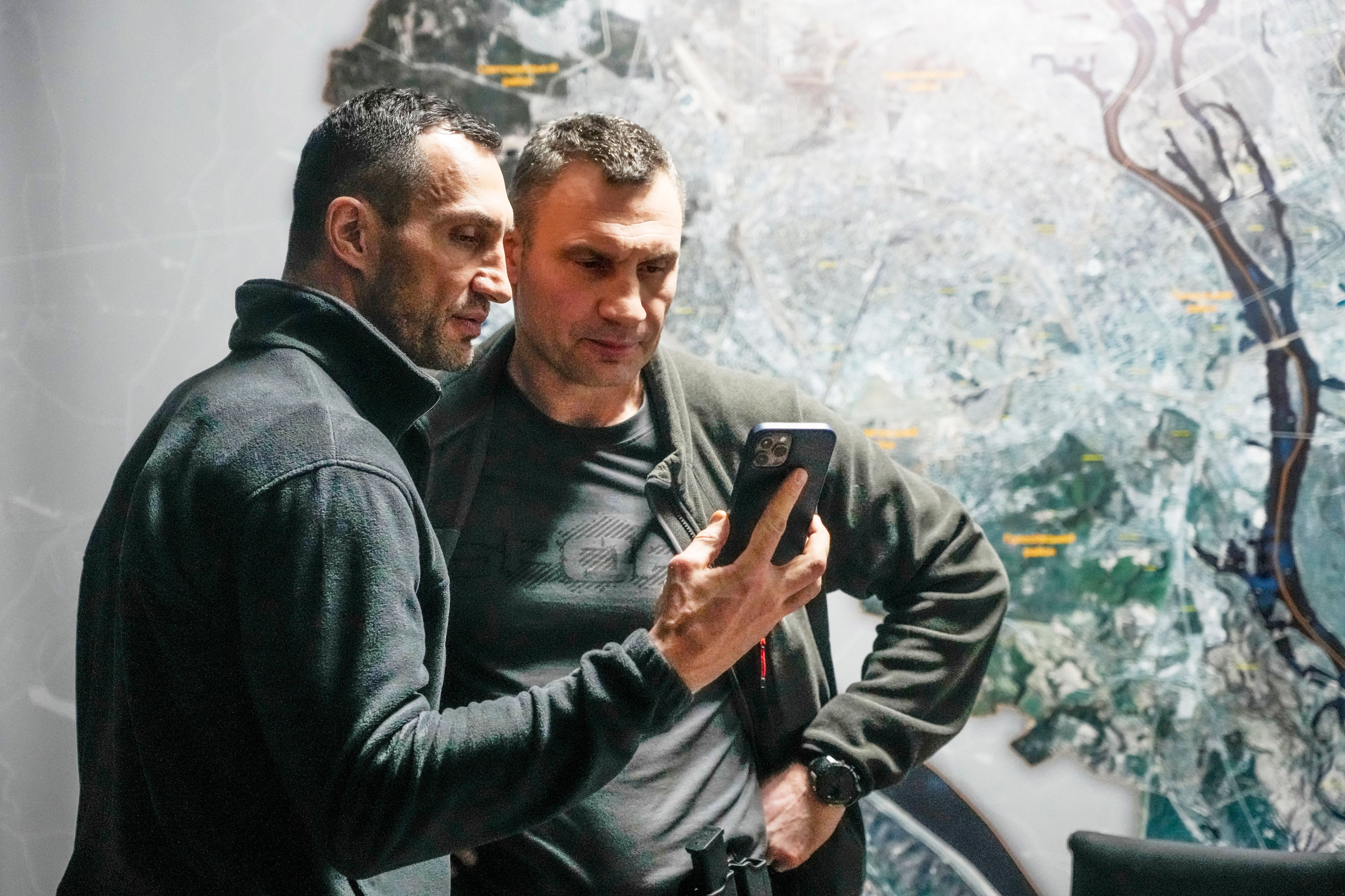 Witali (rechts) und Wladimir (links) Klitschko sind wohl die bekanntesten Freiwilligen im Kampf der Ukraine gegen die russische Invasion.