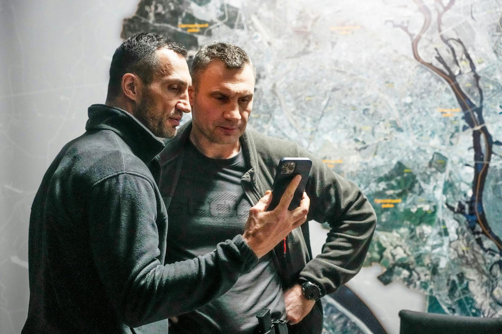 Witali (rechts) und Wladimir (links) Klitschko sind wohl die bekanntesten Freiwilligen im Kampf der Ukraine gegen die russische Invasion.