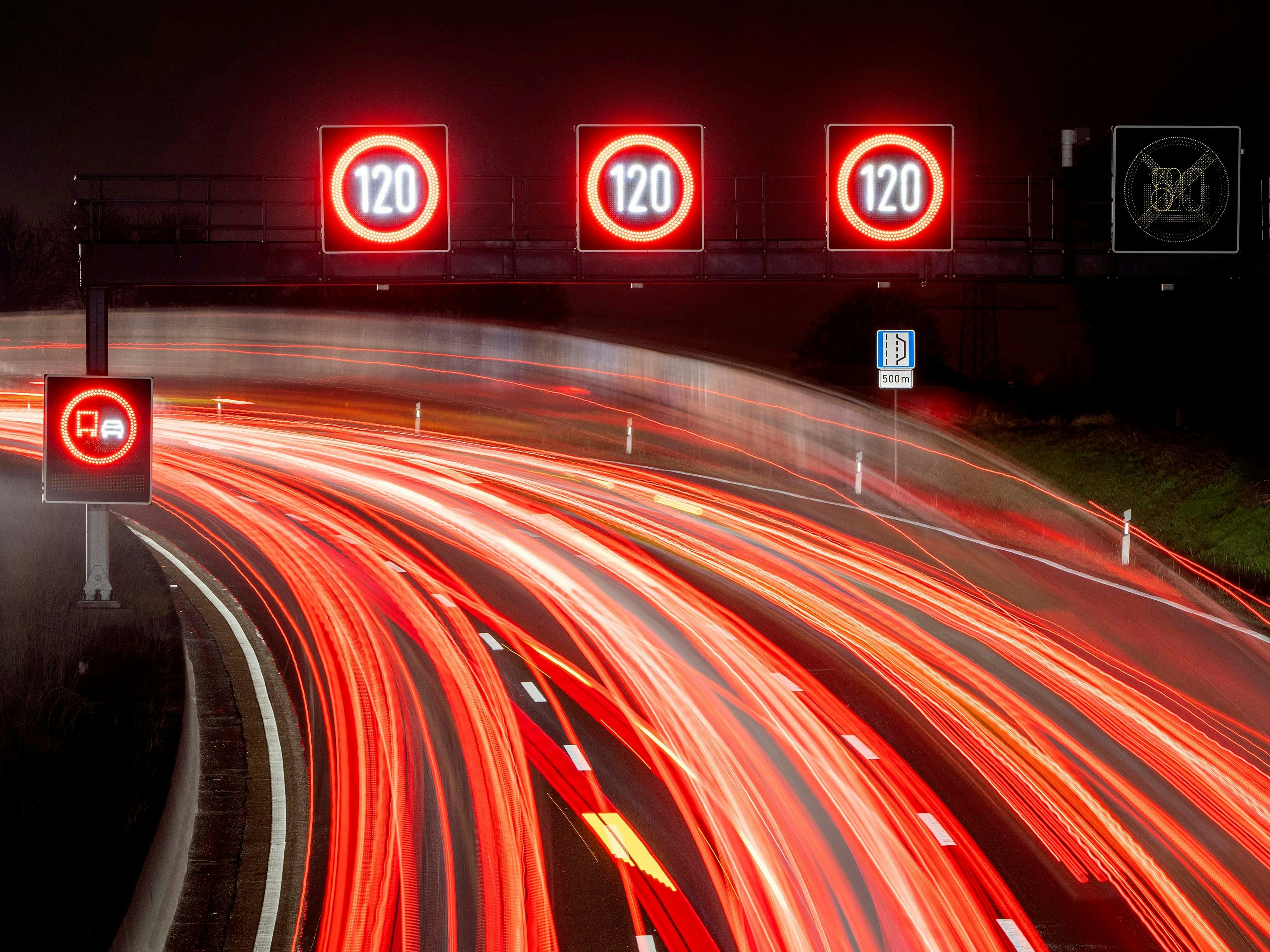 Download von www.picturedesk.com am 10.03.2022 (16:29).  A long exposure photo shows cars and trucks passing speed limit signs on a highway in Frankfurt, Germany, Tuesday, Jan. 11, 2022. (Photo/Michael Probst) - 20220111_PD0871 - Rechteinfo: Rights Managed (RM)