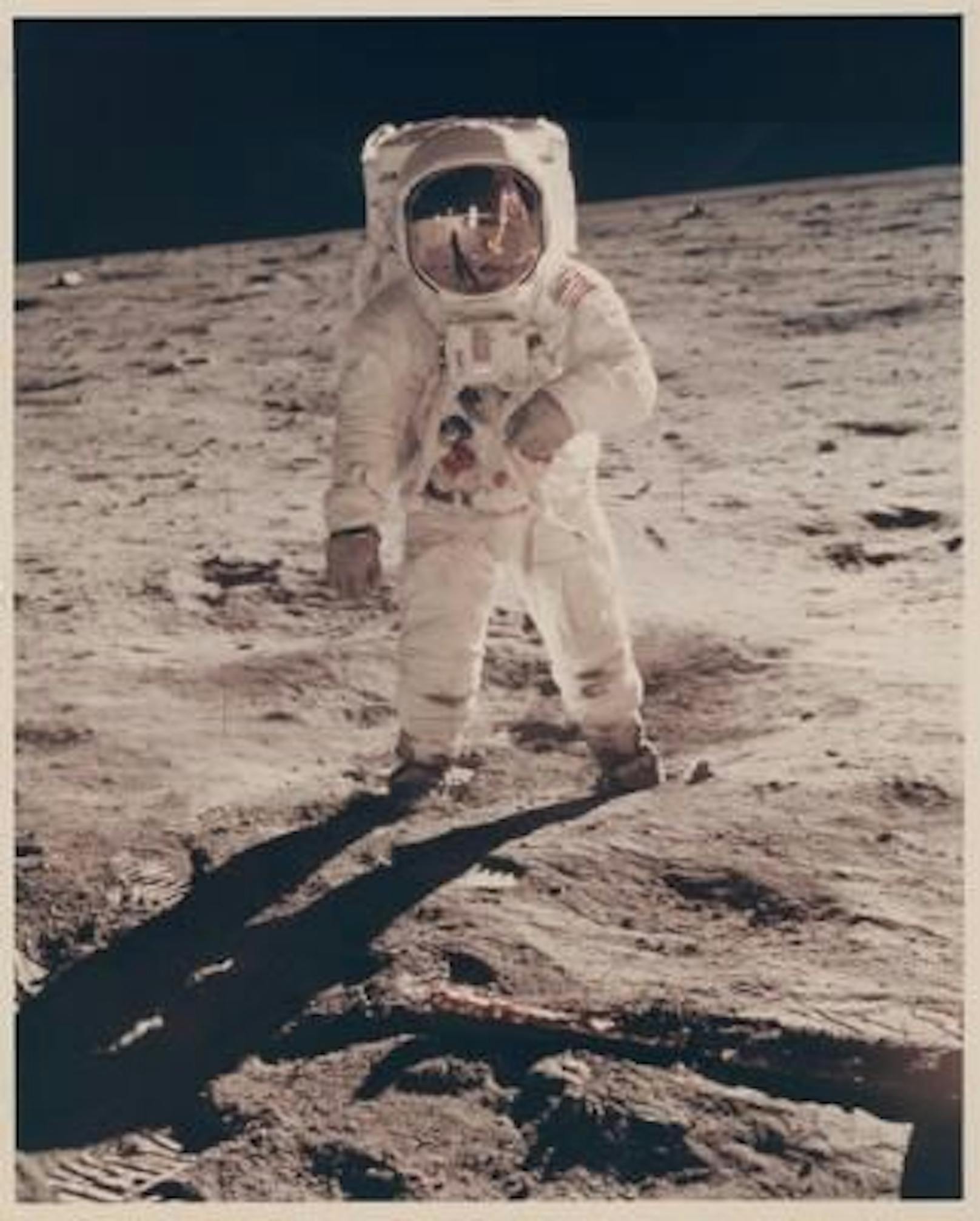 Apollo 11: "Earthrise" - das Herzstück der Sammlung. Die vergoldete Sonnenblende von Buzz Aldrin spiegelt den Fotografen Neil Armstrong und den LM Eagle wider. Erzielter Preis: 40.000 DKK (5.373 Euro).