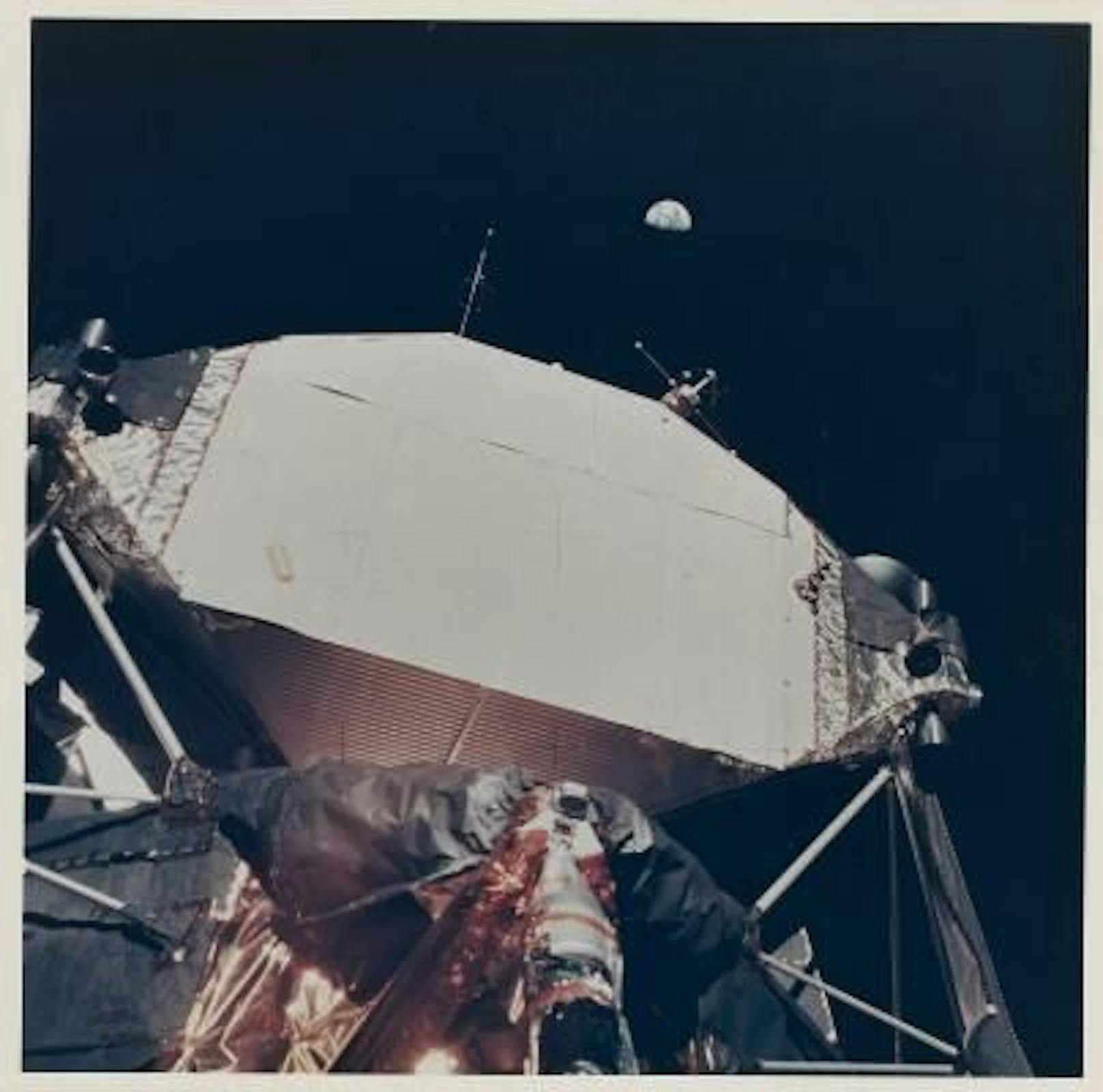 Apollo 11: Die Erde zum ersten Mal von Menschen von der Mondoberfläche aus gesehen. Erzielter Preis: 7.000 DKK (940 Euro).