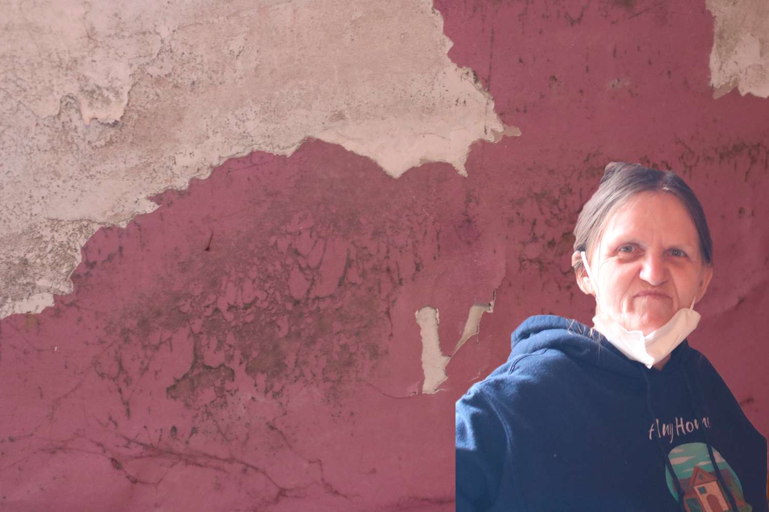 Regina (62) lebt seit fast vier Jahren mit Schimmel im Schlafzimmer.