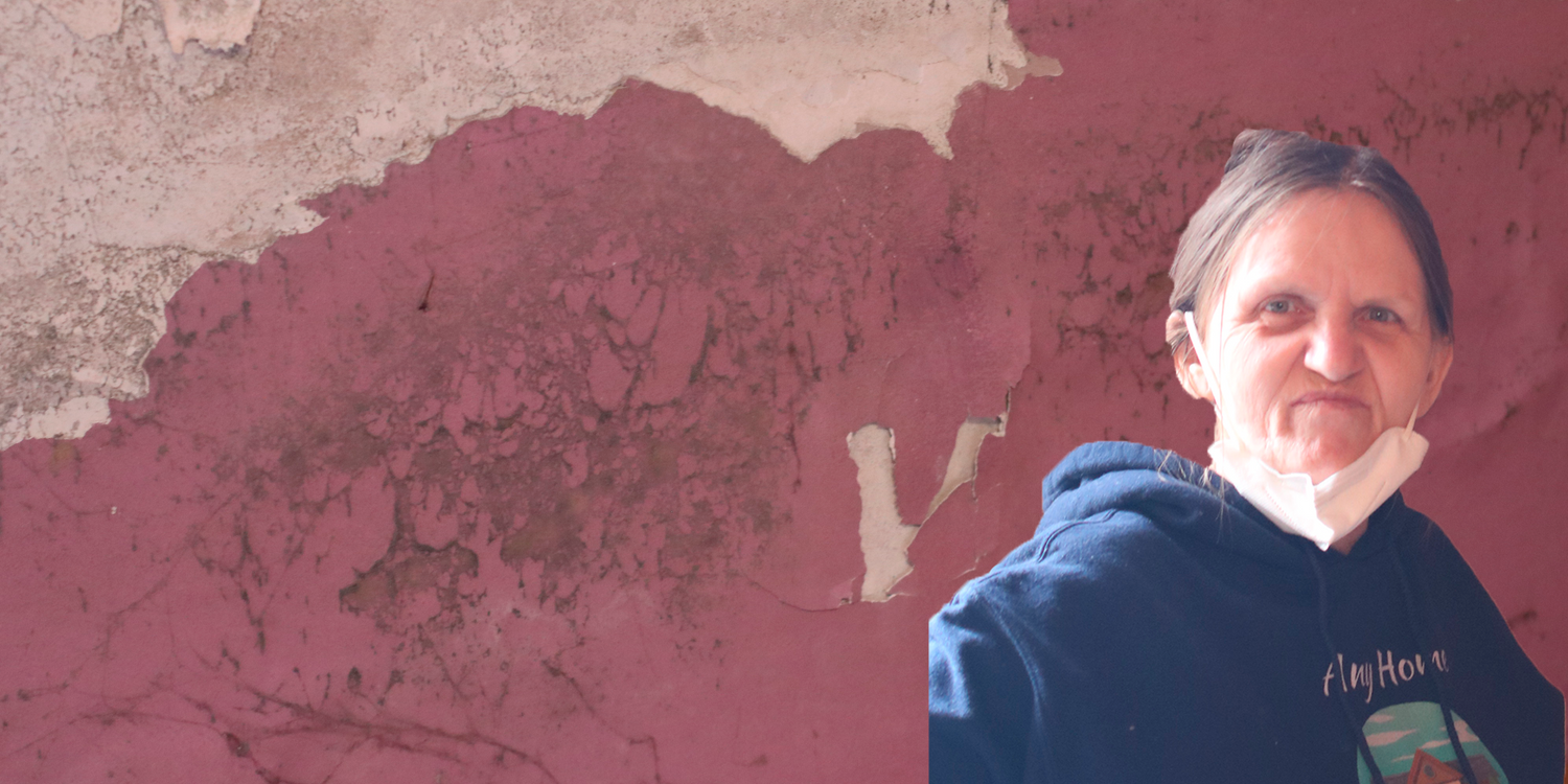 Regina (62) lebt seit fast vier Jahren mit Schimmel im Schlafzimmer.