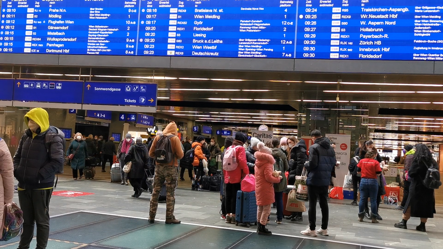 Vor dem Caritas-Stand stehen zeitweise 100 Flüchtlinge für Essen und Trinken an.