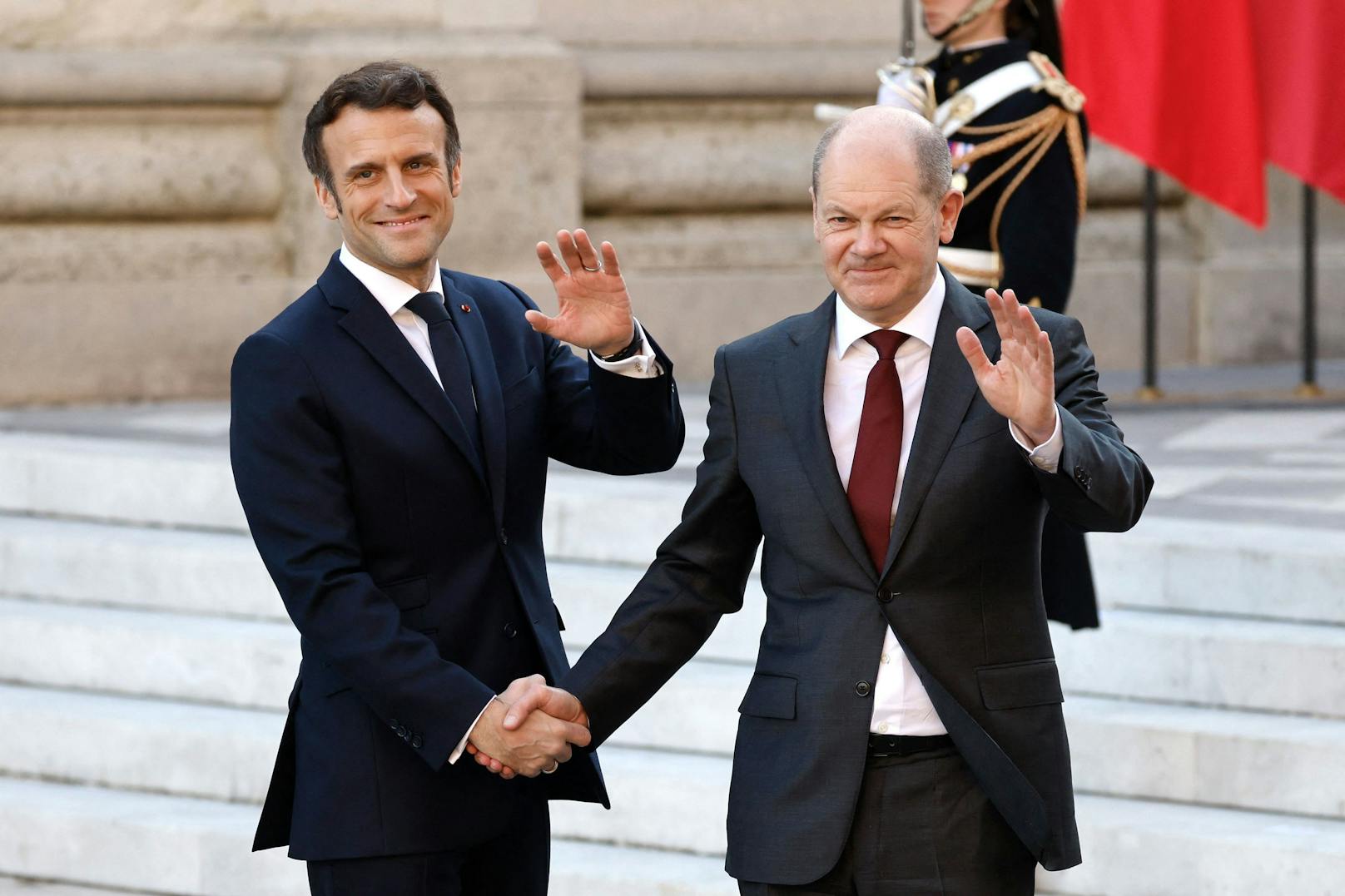 Frankreichs Präsident Emmanuel Macron begrüßt u.a. den deutschen Kanzler Olaf Scholz (rechts) ...
