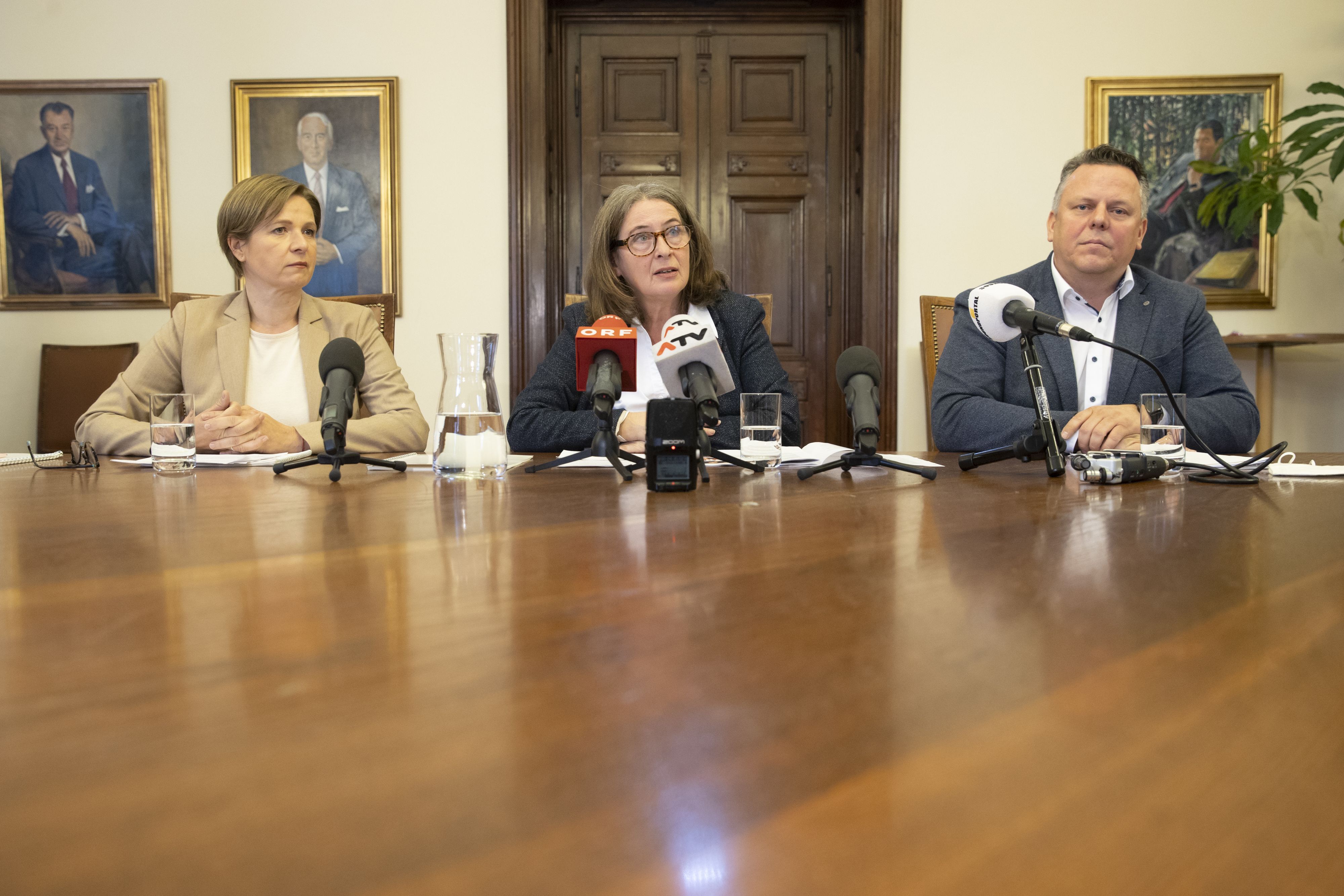 Die Grazer Stadtregierung: Judith Schwentner (Grüne), Elke Kahr (KPÖ) und Fabian Ehmann (SPÖ)