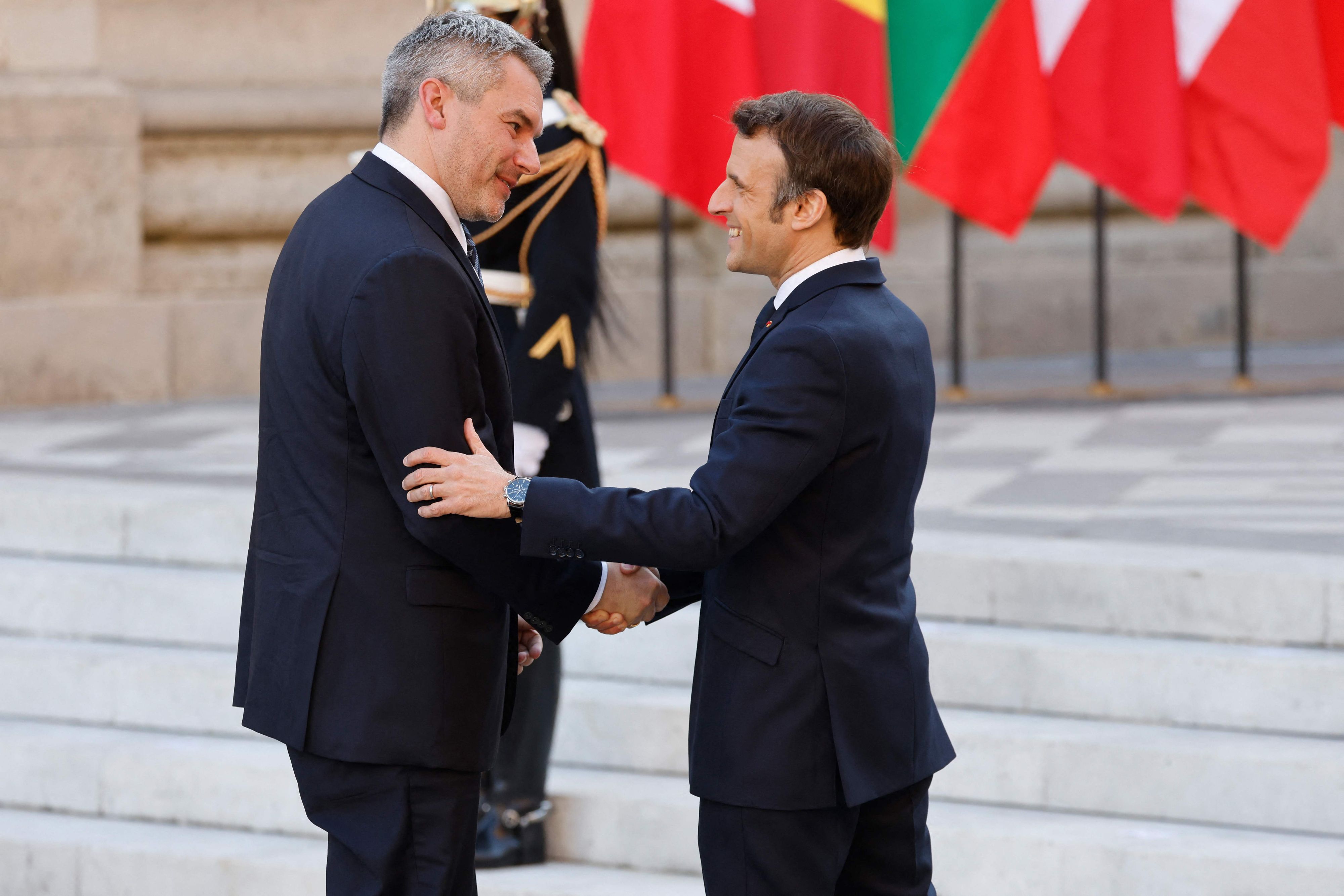 Historischer Boden: Österreichs Bundeskanzler <strong>Karl Nehammer</strong> begrüßt den französischen Präsidenten <strong>Emmanuel Macron</strong> vor dem Pariser Palast von Versailles.