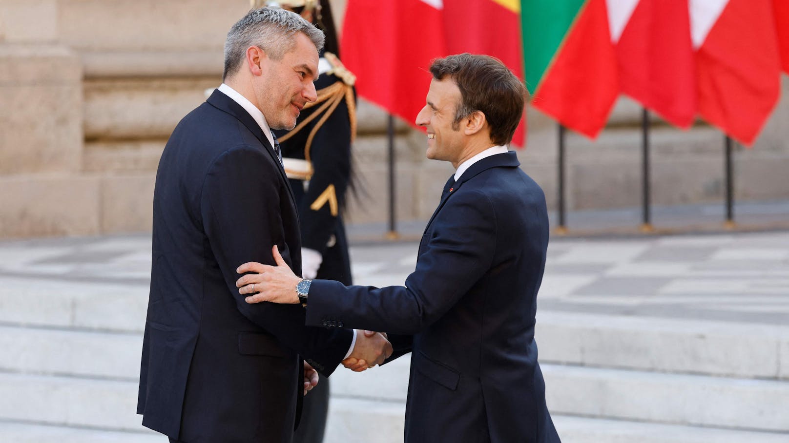 Historischer Boden: Österreichs Bundeskanzler <strong>Karl Nehammer</strong> begrüßt den französischen Präsidenten <strong>Emmanuel Macron</strong> vor dem Pariser Palast von Versailles.