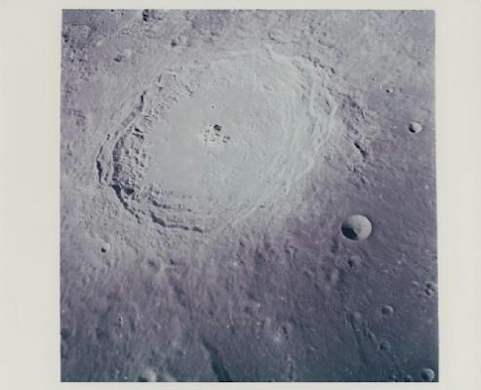 Apollo 8: Das erste von Menschen aufgenommene Foto im Mondorbit.&nbsp;Erzielter Preis: 5.500 DKK (738 Euro).