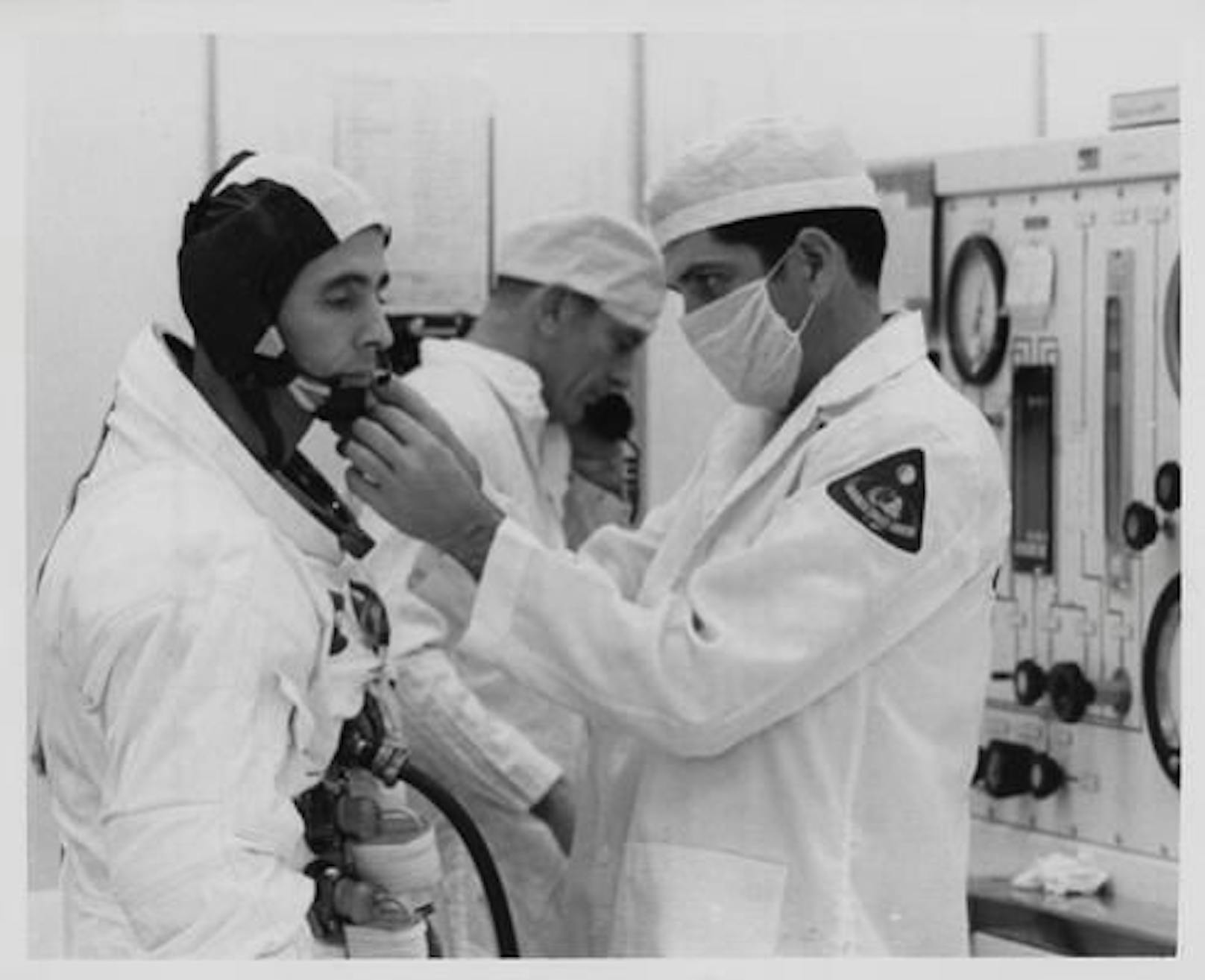 Apollo 8: Die ersten Menschen, die in eine andere Welt aufbrechen.&nbsp;Erzielter Preis: 6.000 DKK (806 Euro).