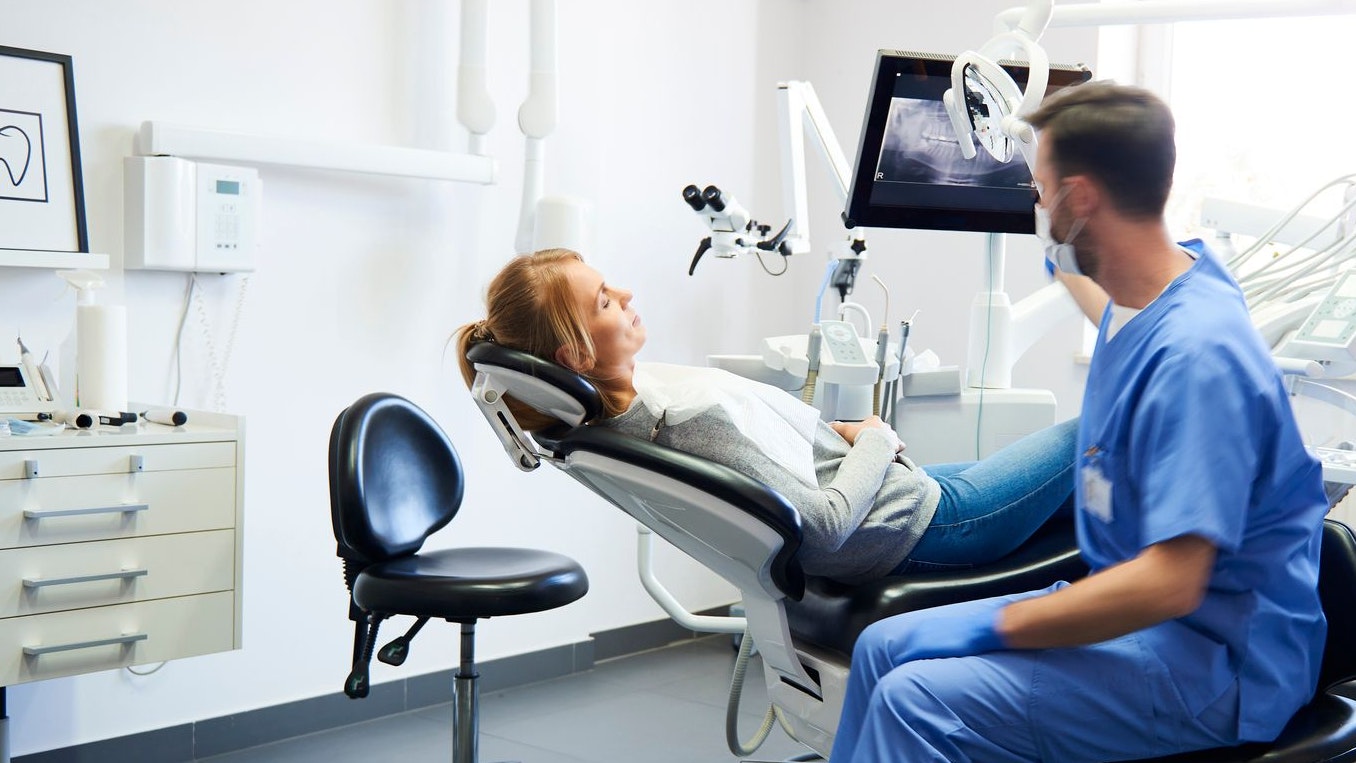 Blurred view of busy dentists at Zwei Zahnärzte stehen in Steyr vor Gericht – wegen des Verdachts der Körperverletzung und des Betrugs (Symbolfoto).