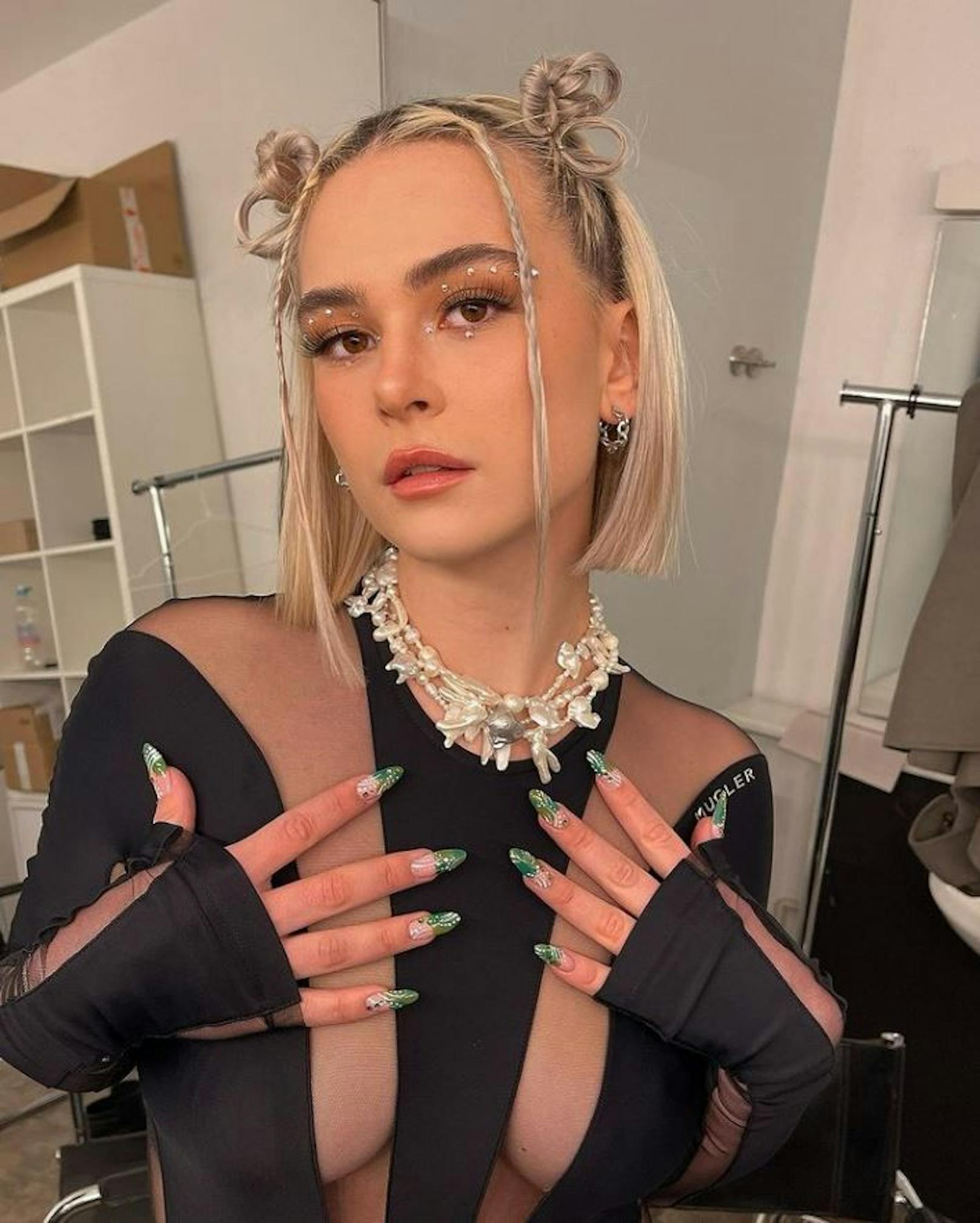 Austro-Star Mathea posiert im transparenten Outfit auf Instagram. Ihren Fans gefällt's.