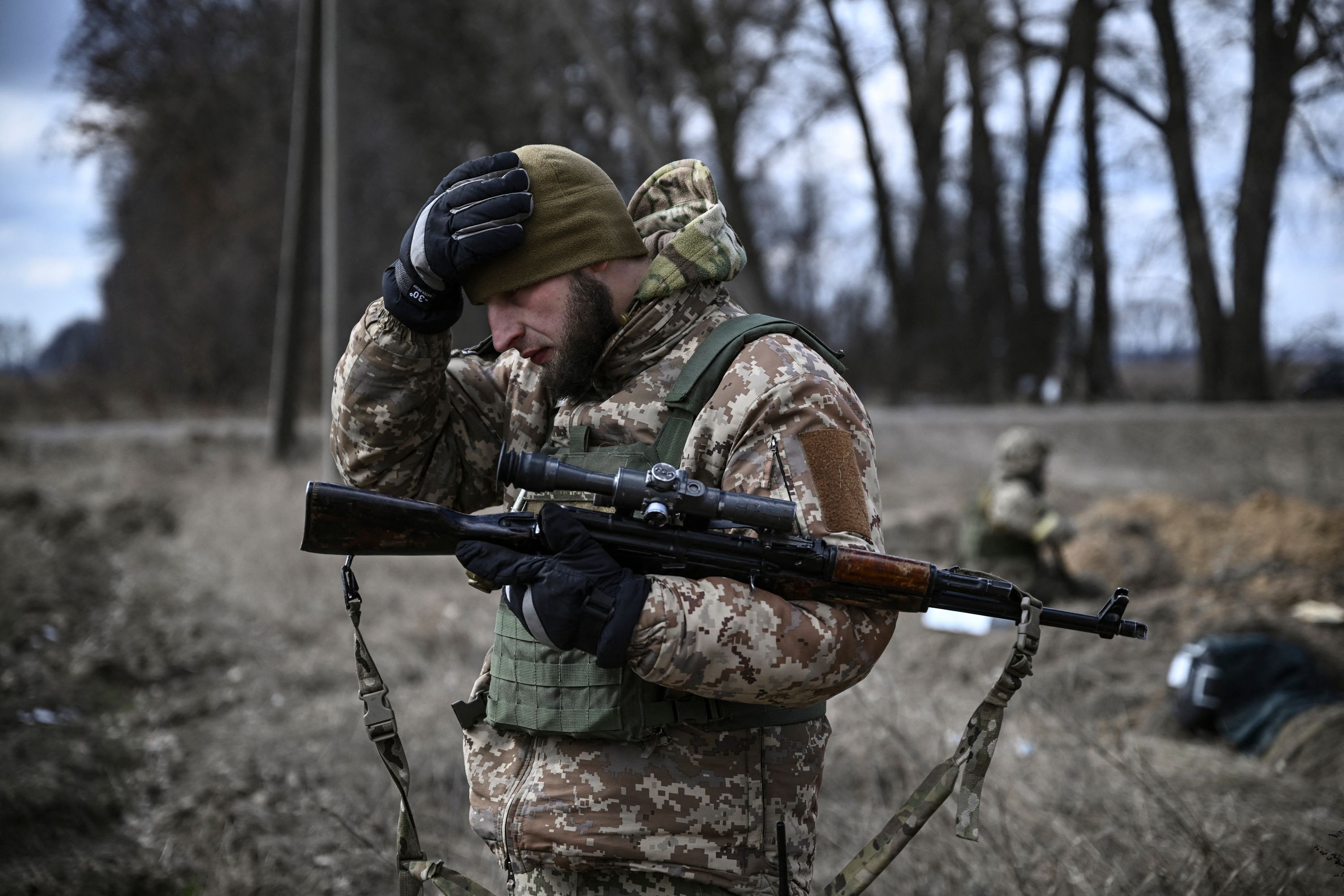 Download von www.picturedesk.com am 10.03.2022 (05:49).  A Ukrainian serviceman holds a weapon near a front line, east of Kyiv, on March 9, 2022. (Photo by Aris Messinis / AFP) - 20220309_PD4968 - Rechteinfo: Rights Managed (RM) Nur für redaktionelle Nutzung! Werbliche Nutzung erfordert Freigabe: bitte schicken Sie uns eine Anfrage.
