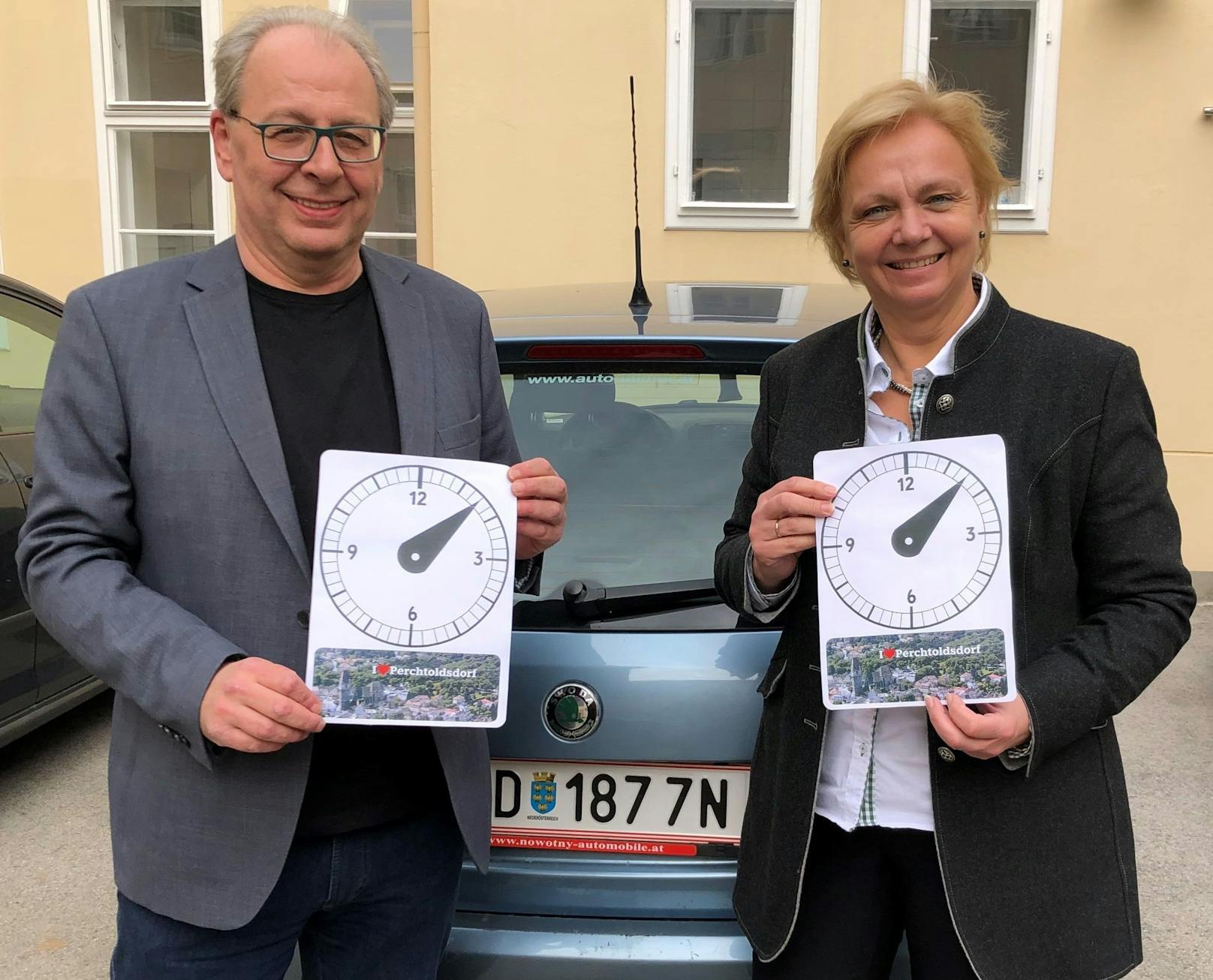 Bürgermeisterin Andrea Kö (r.) und Vizebürgermeister Christian Apl sind mit dem Anlaufen der digitalen Kurzparkzone zufrieden.