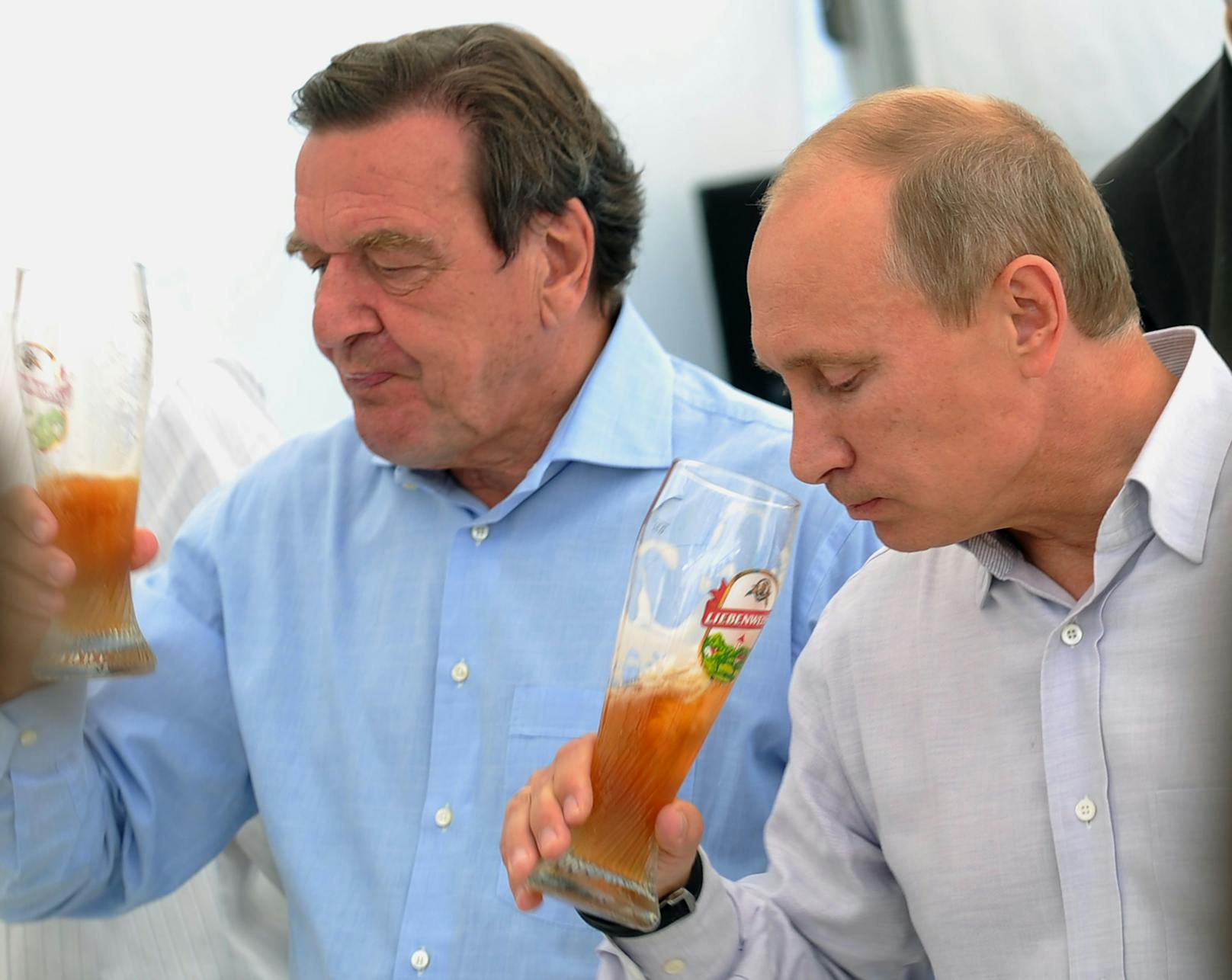 Ein Bild vergangener Tage: Schröder und Putin beim Biertrinken