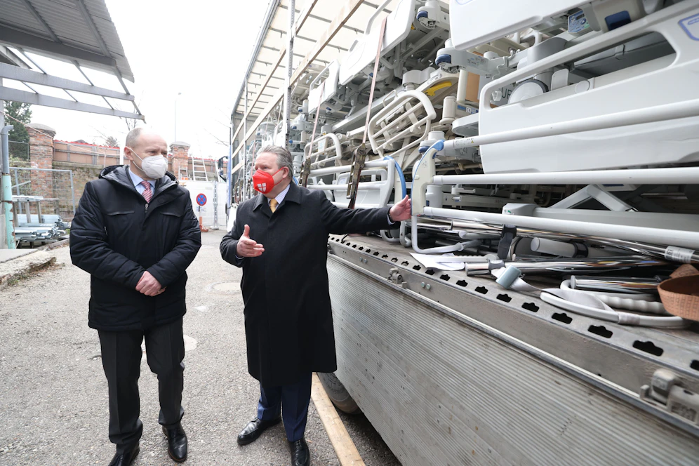 Bürgermeister Michael Ludwig (re.) machte sich selbst ein Bild von den Hilfsgütern und betonte, die Stadt möchte 