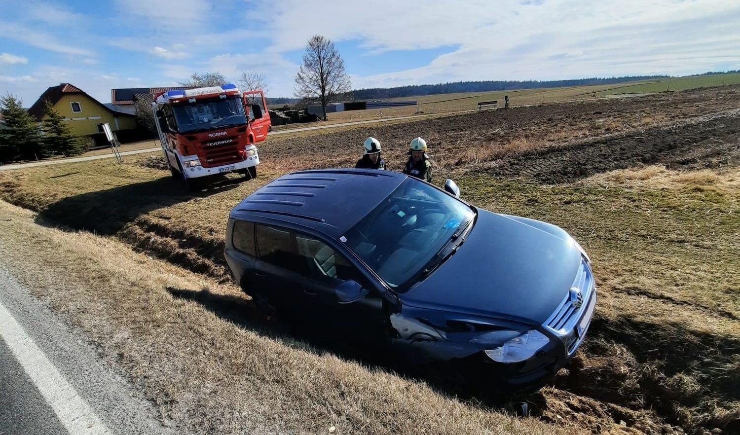Der Lenker krachte gegen einen vollbesetzten Pkw.