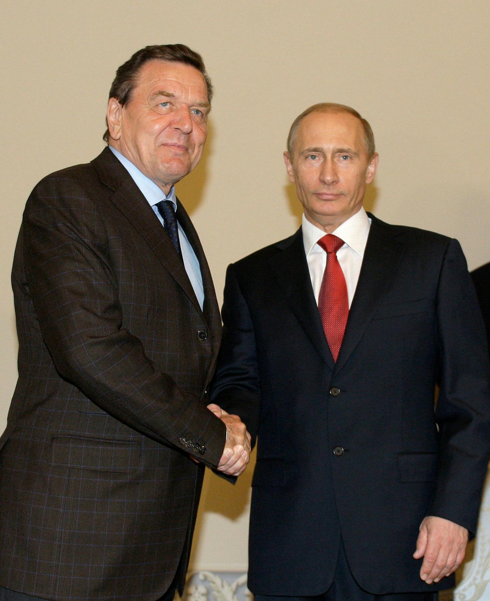 Schröder selbst sitzt auch in den Aufsichtsräten der Kreml-nahen Energiekonzerne Rosneft und Gazprom.