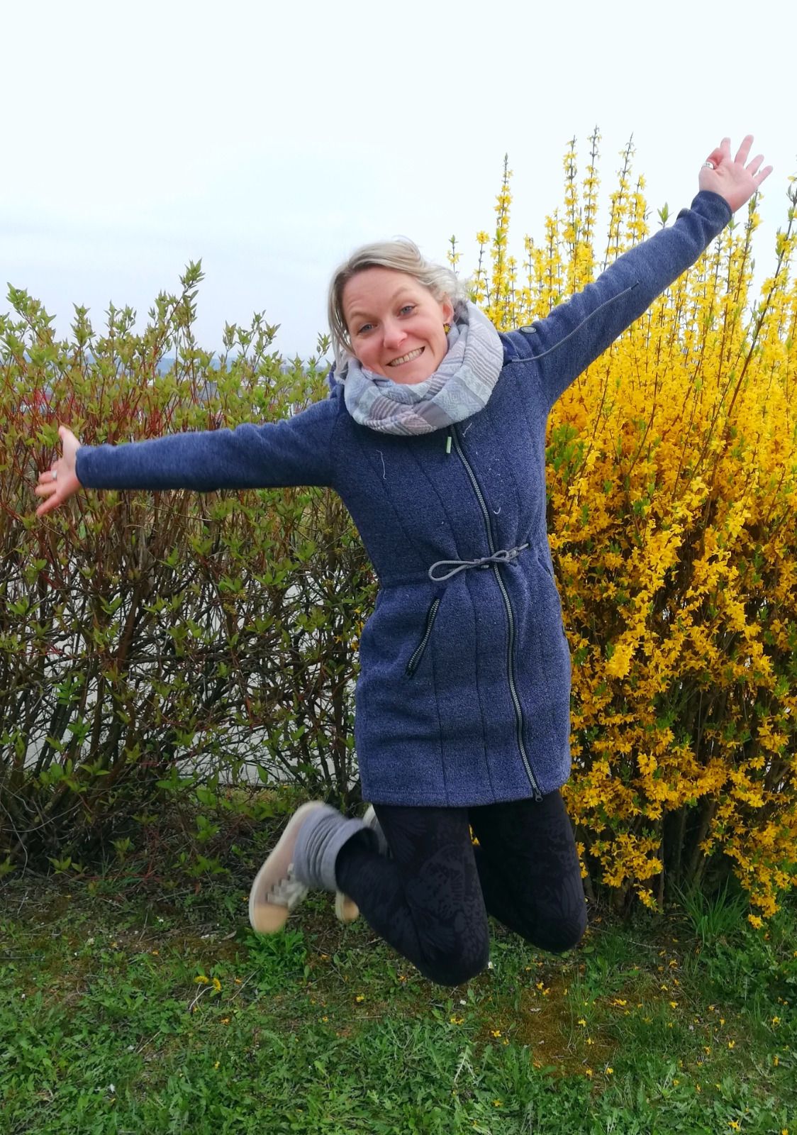 Sabine Hubmayer bietet gratis Lachyoga an.