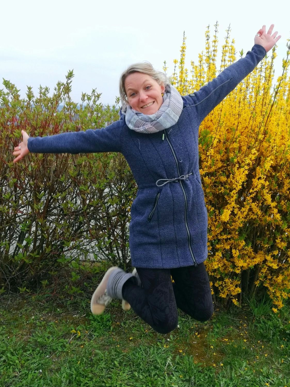 Sabine Hubmayer bietet gratis Lachyoga an.