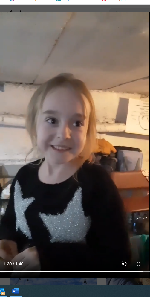 Das Mädchen bringt Licht in einen ukrainischen Kriegsbunker.