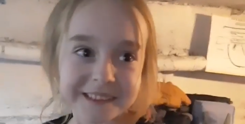 Das Mädchen bringt Hoffnung in einen ukrainischen Kriegsbunker.