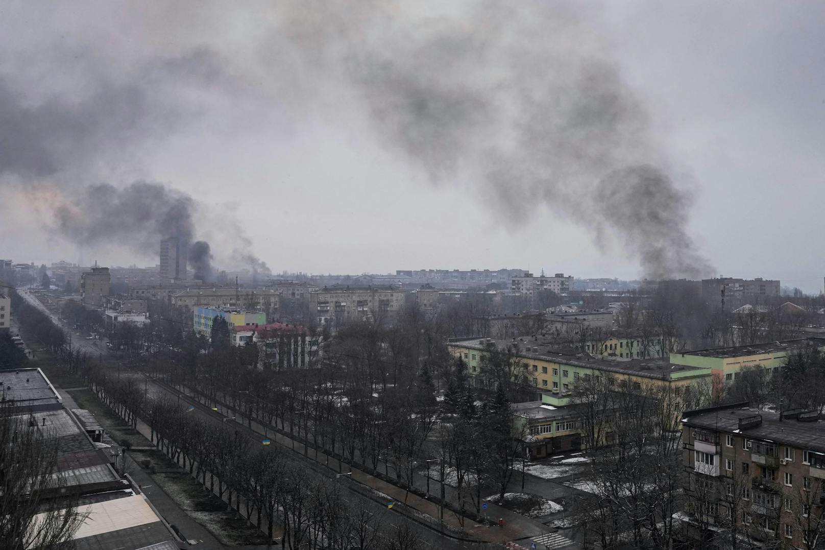 Der Blick über Mariupol ist selten frei von Rauchschwaden.