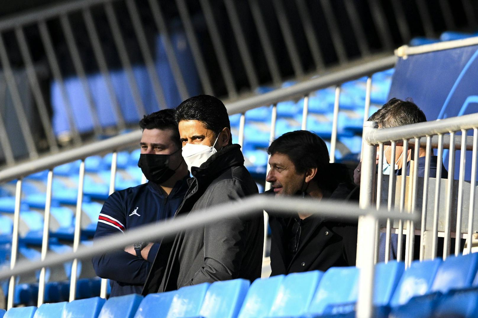 Nasser Khelaifi (Mitte) mit PSG-Trainer Mauricio Pochettino (links).