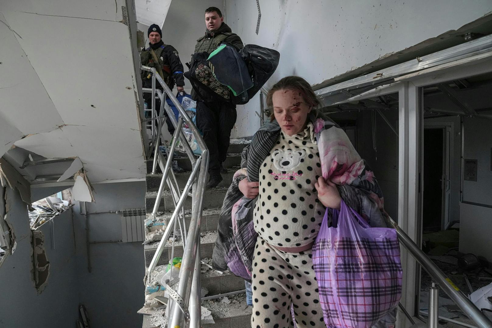 Eine weitere Frau flieht aus der Geburtenklinik von Mariupol, nachdem dort mehrere Bomben einschlagen. 