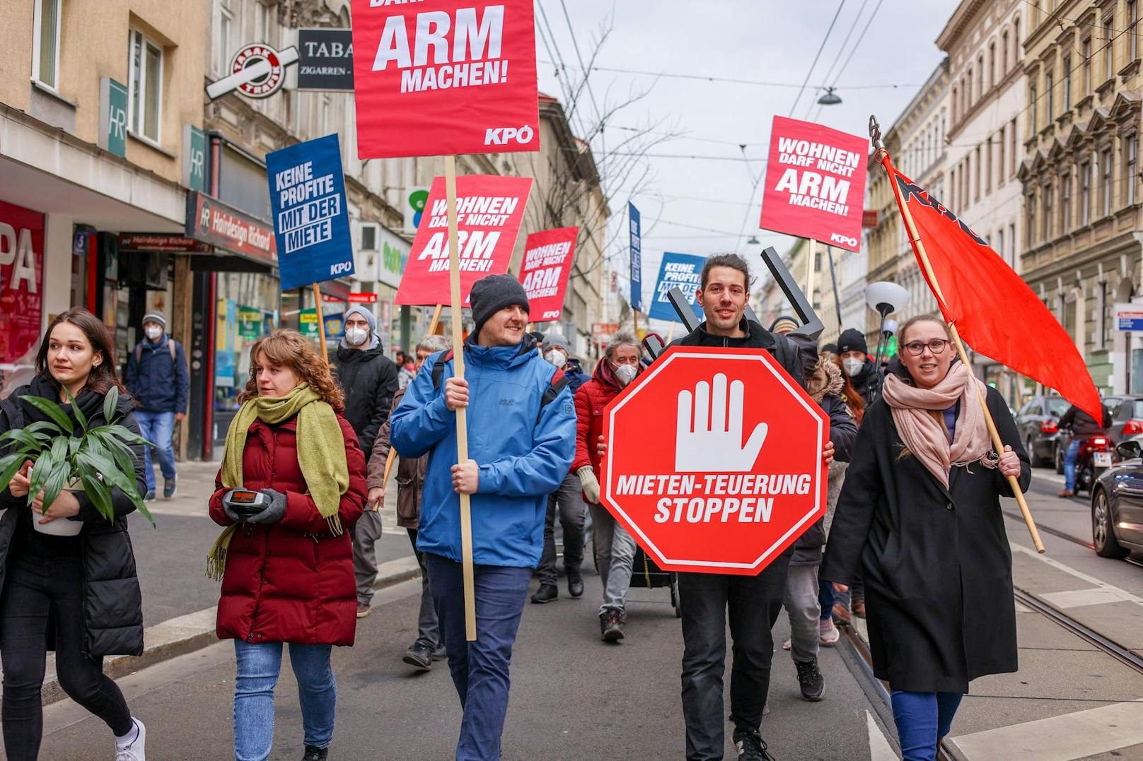 Die KPÖ beim Protestzug durch die Josefstadt.