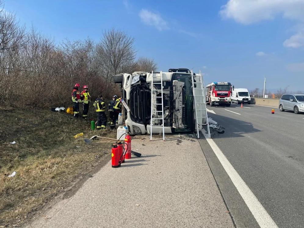 Ein Lkw kippte auf der A1 bei Melk um.