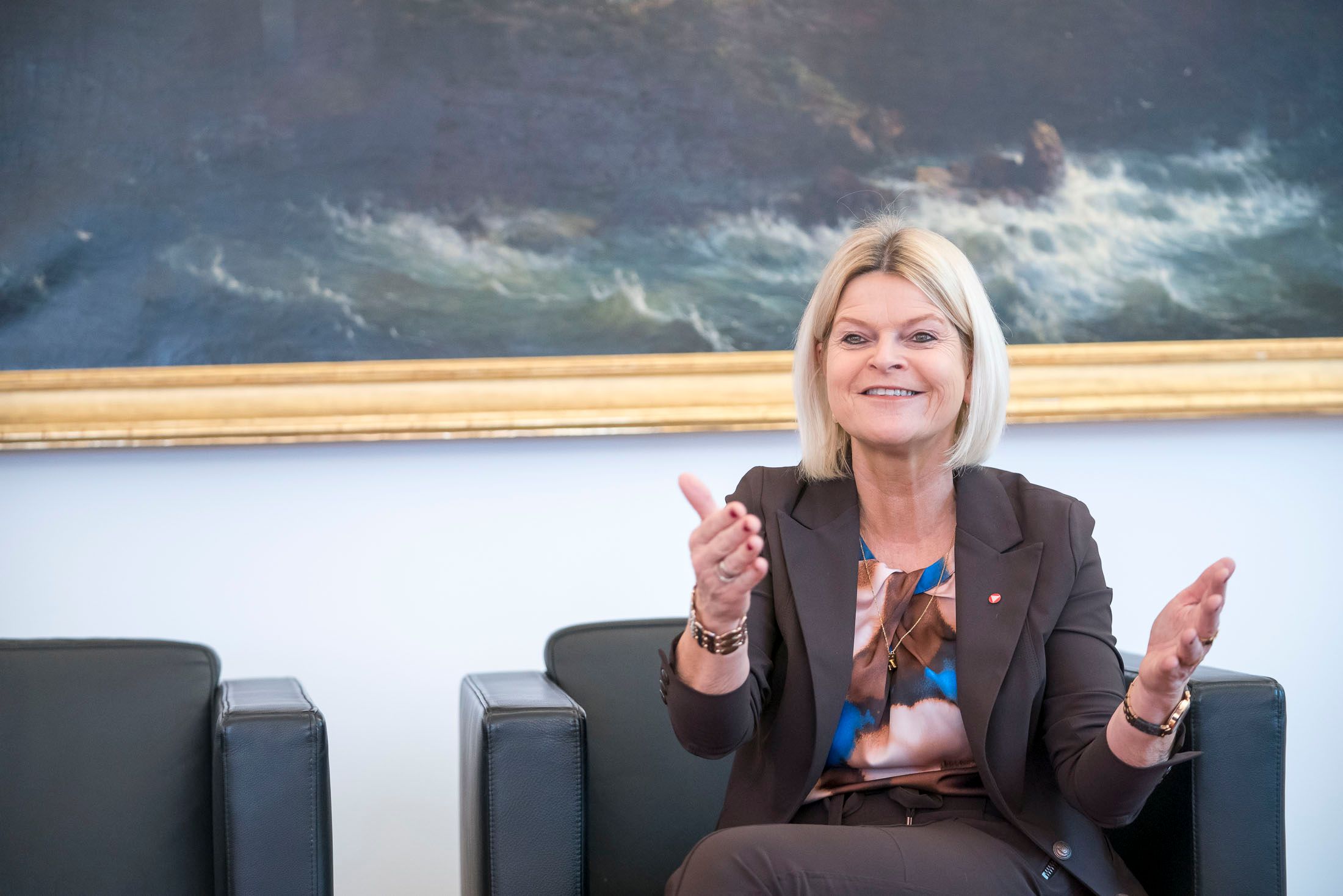 Verteidigungsministerin Klaudia Tanner spricht mit 