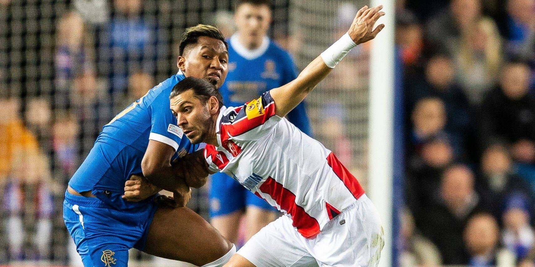 Aleks Dragovic gegen die Glasgow Rangers