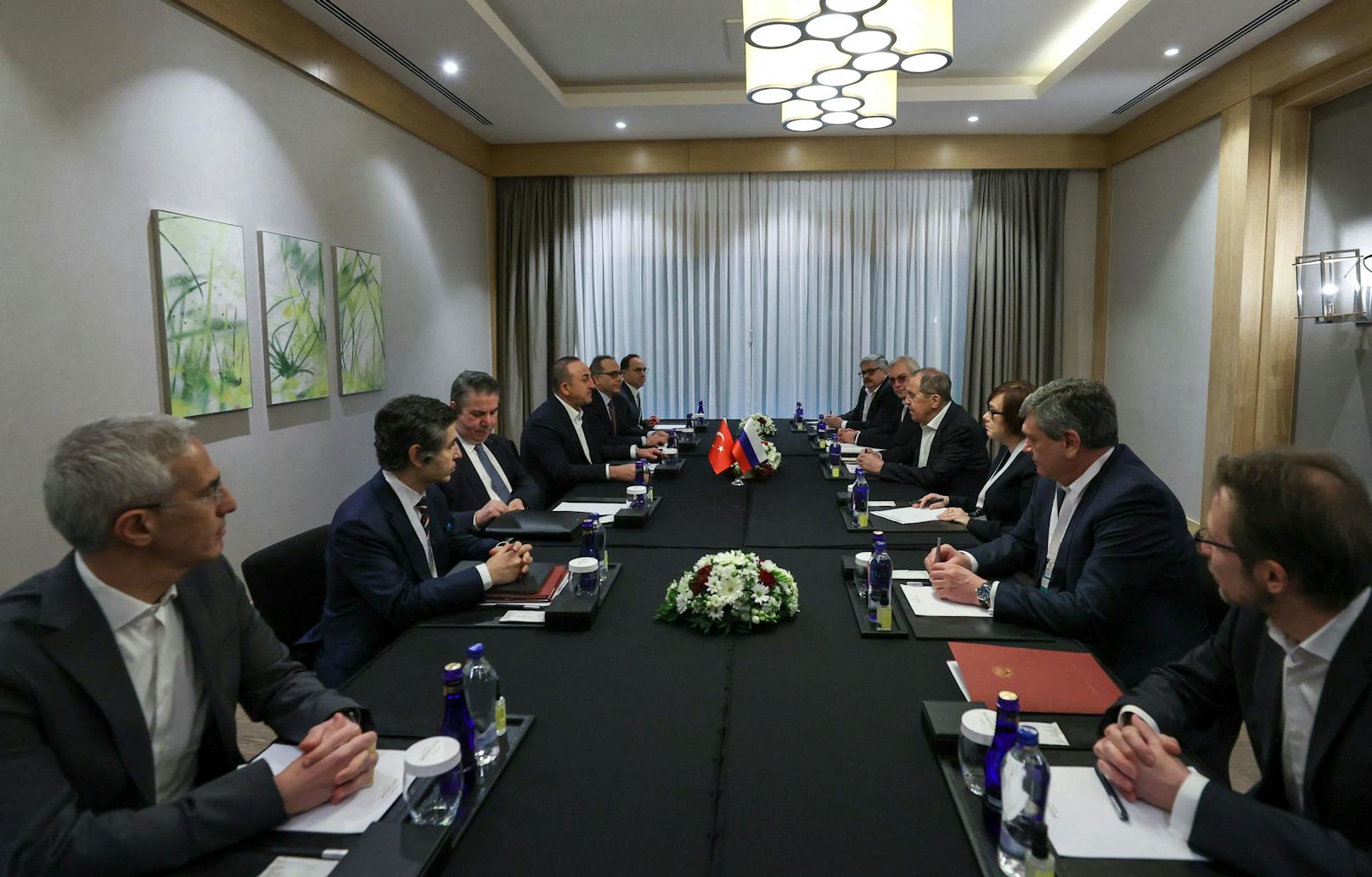 Erstmals seit Beginn des Krieges vor zwei Wochen haben sich Russlands Außenminister Sergej Lawrow und sein ukrainischer Kollege Dmytro Kuleba heute zu direkten Verhandlungen getroffen.