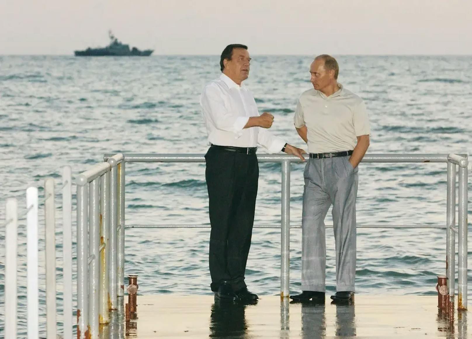 Im Sommer 2004 besuchte Bundeskanzler Gerhard Schröder Wladimir Putin sogar zu Verhandlungen in dessen Residenz am Schwarzen Meer.