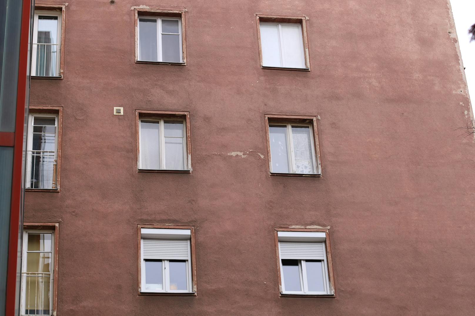 Die Außenwand von Reginas Wohnung zeigt Risse auf.