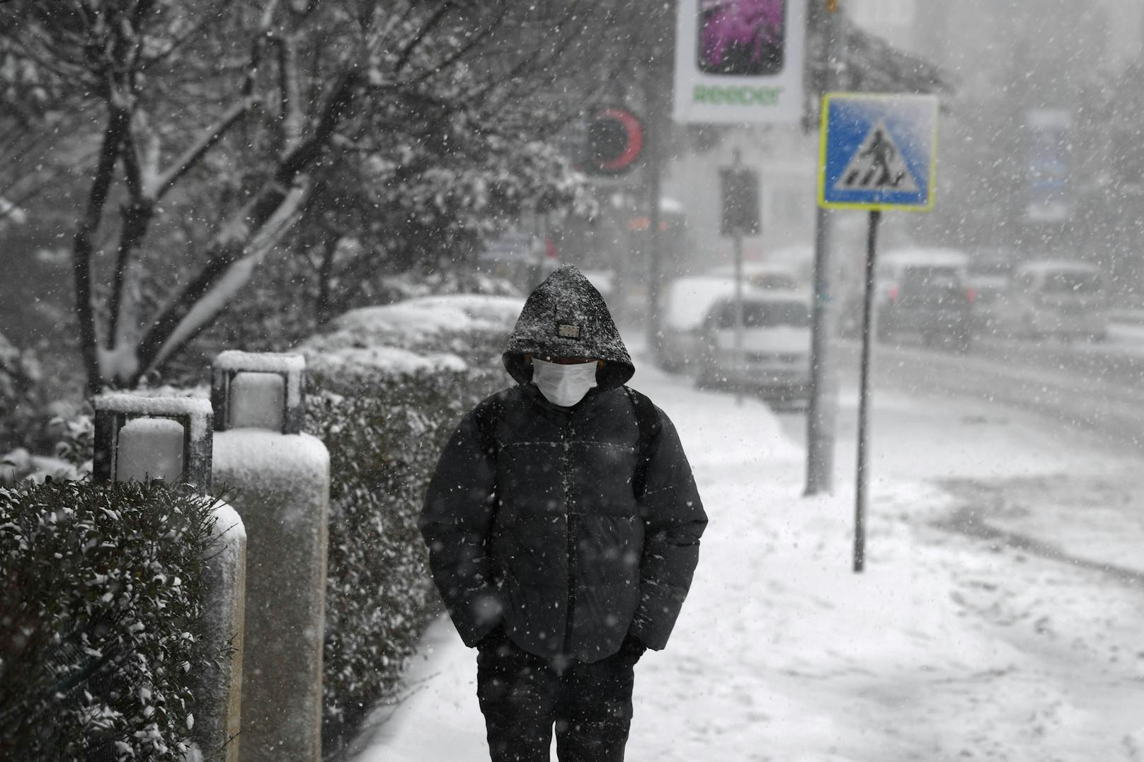 Menschen stapfen in dicke Winterjacken gehüllt durch den Schnee. Der Istanbuler Bürgermeister empfiehlt, möglichst nicht nach draußen zu gehen.