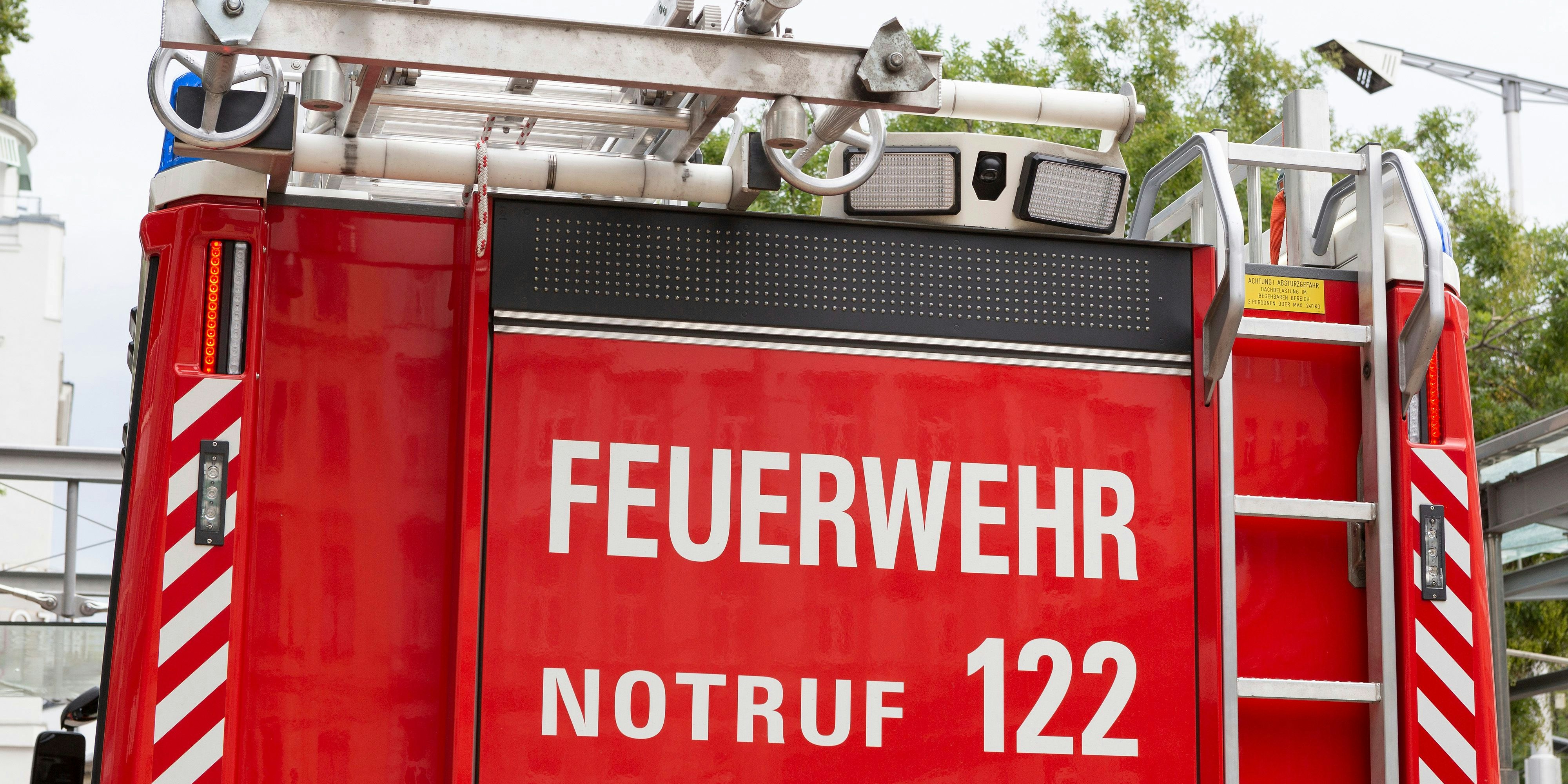 Wegen einer noch brennenden Zigarette geriet eine Wohnung in Brand. Ein Hund kam dabei ums Leben